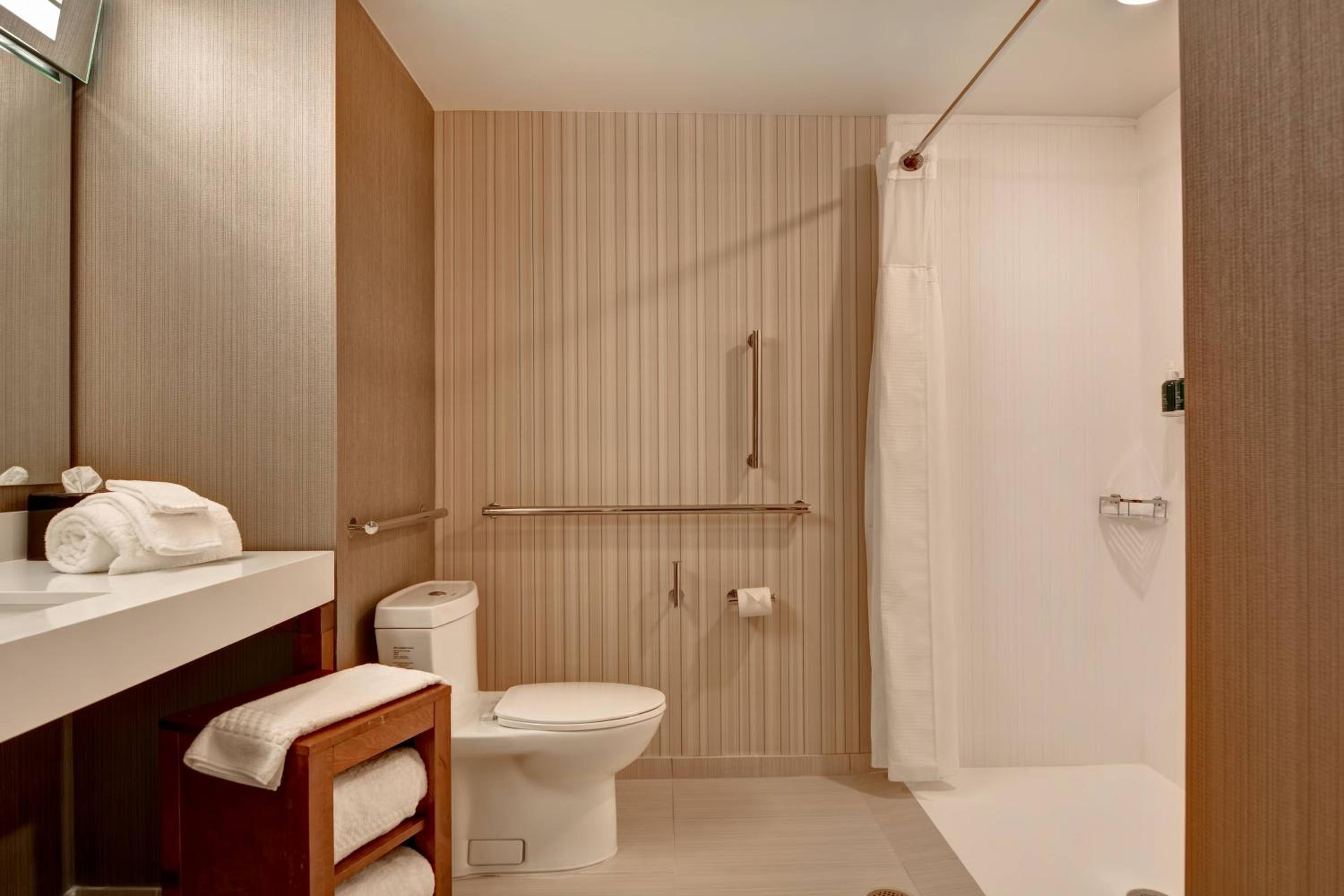 King Room - Mobility Accessible - Photo 4