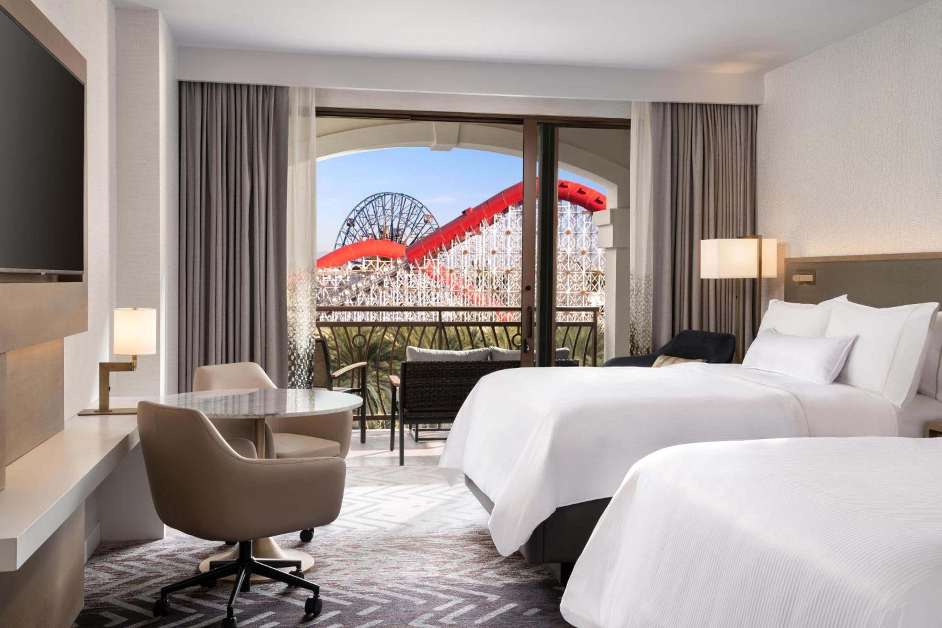Theme Park View, Guest room, 2 Queen, Balcony - Photo 1