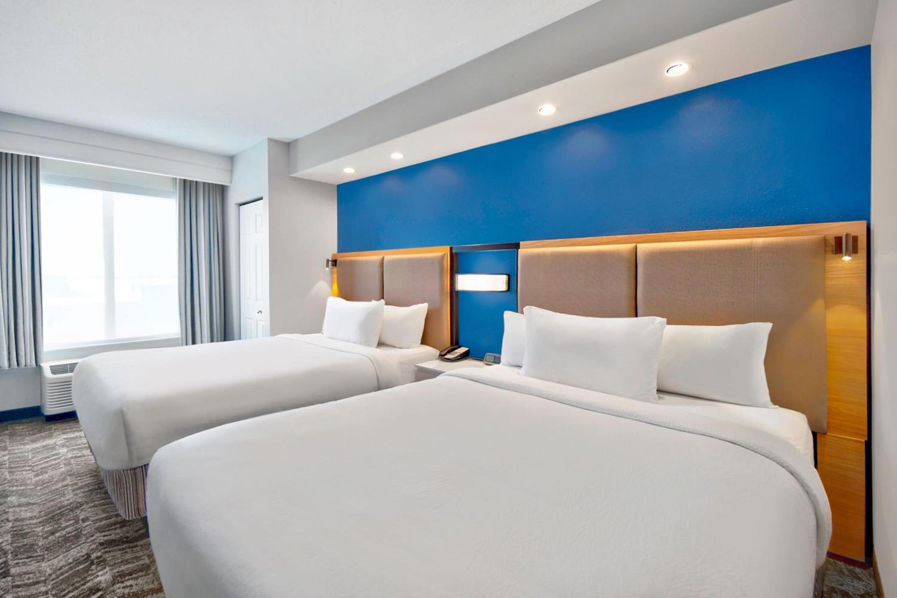 Queen Suite with Two Queen Beds and Sofa Bed - Photo 4