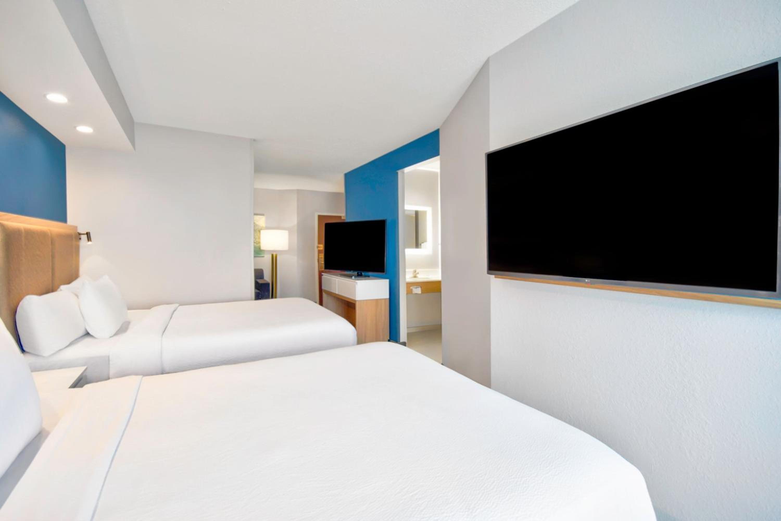 Queen Suite with Two Queen Beds and Sofa Bed - Photo 5