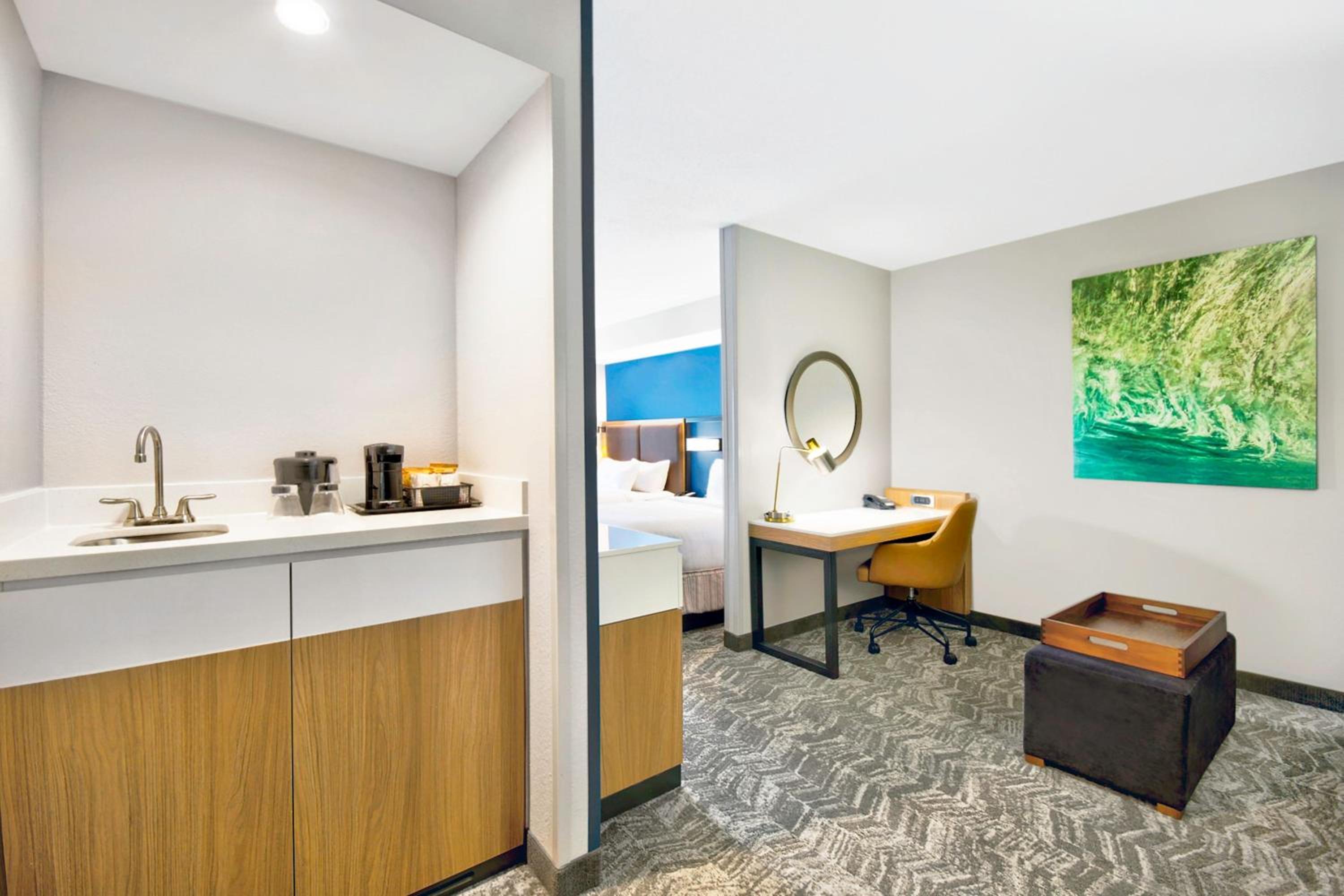 Queen Suite with Two Queen Beds and Sofa Bed - Photo 6