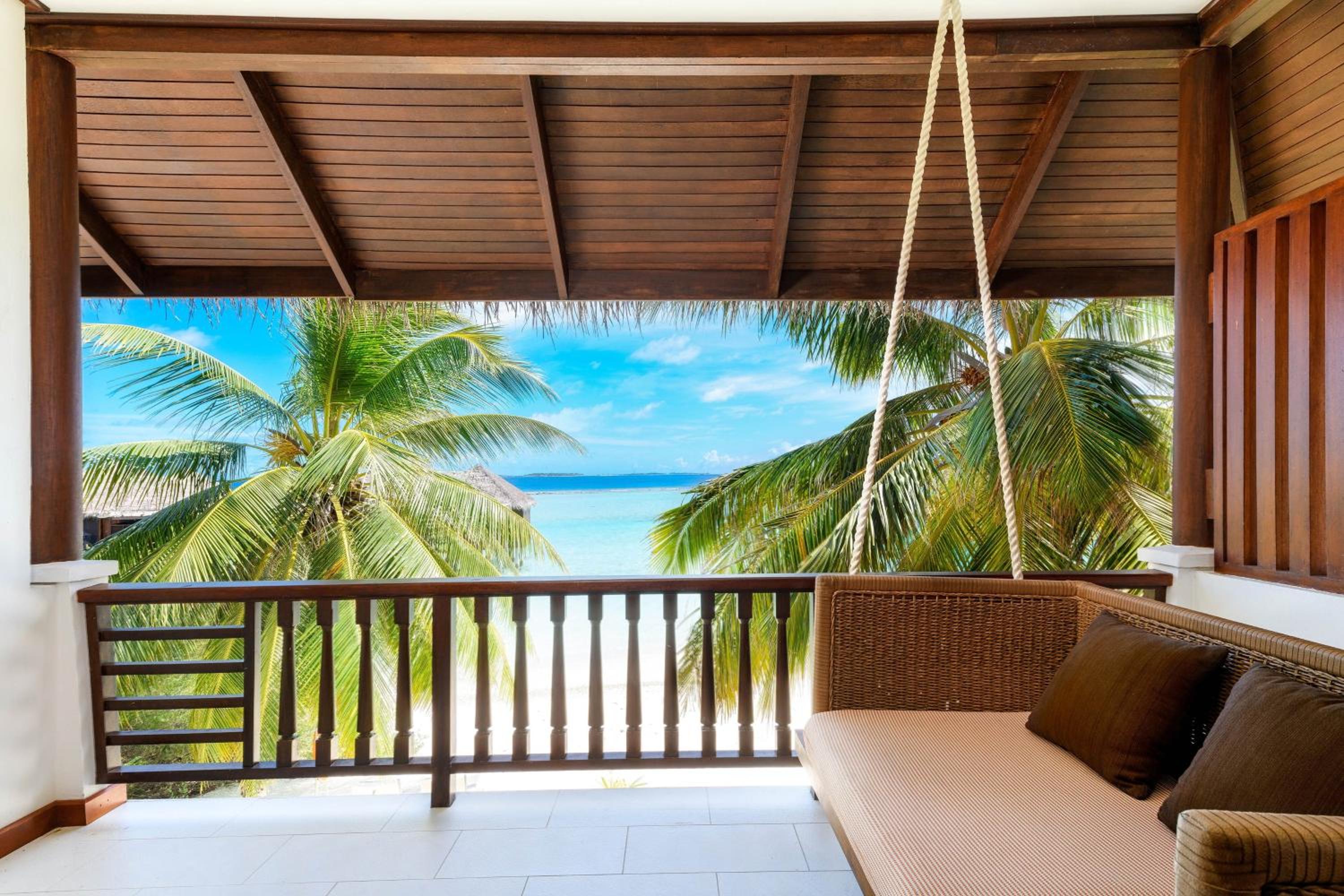 Deluxe King Room with Beach View photo 2