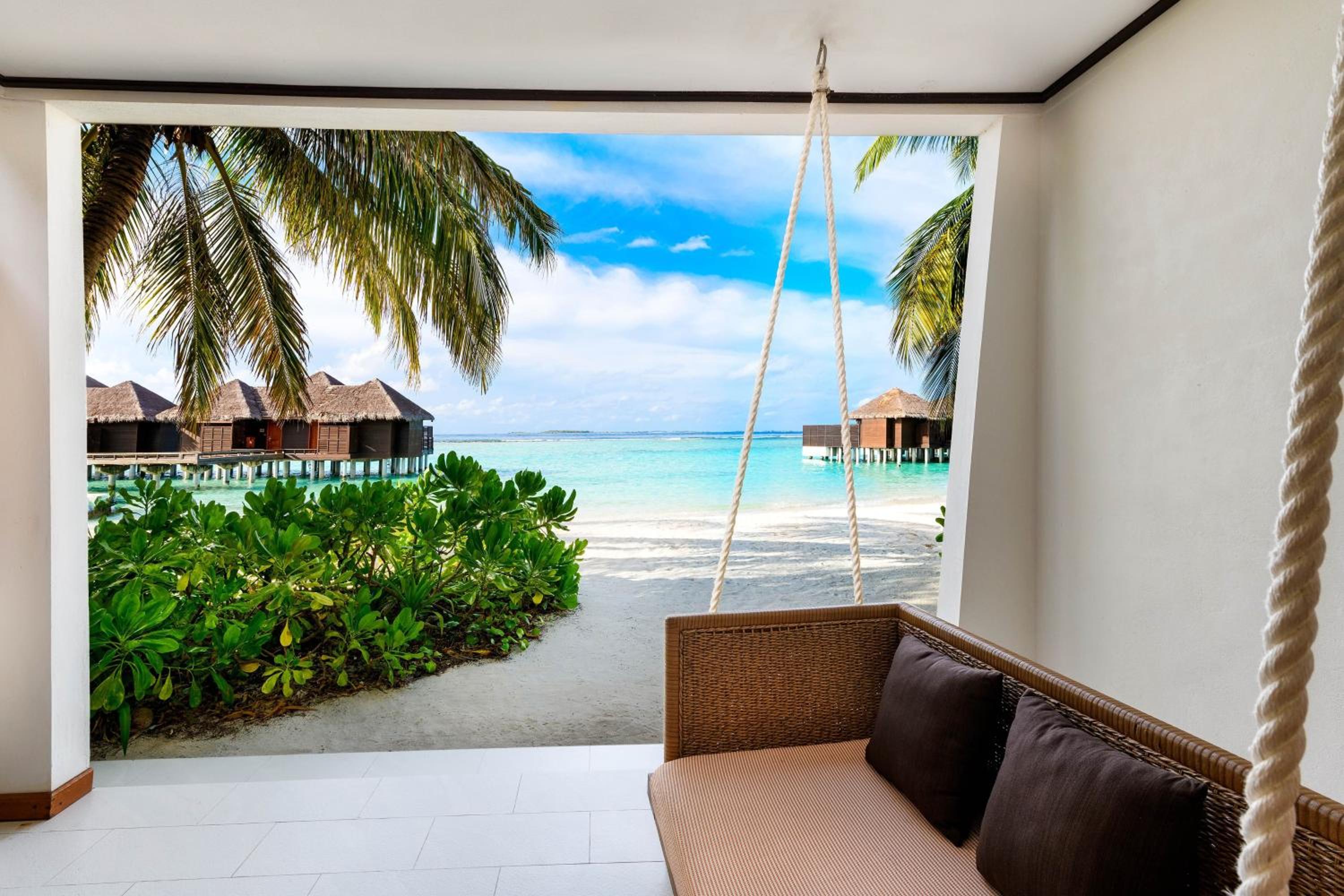 Deluxe King Room with Beach View photo 3