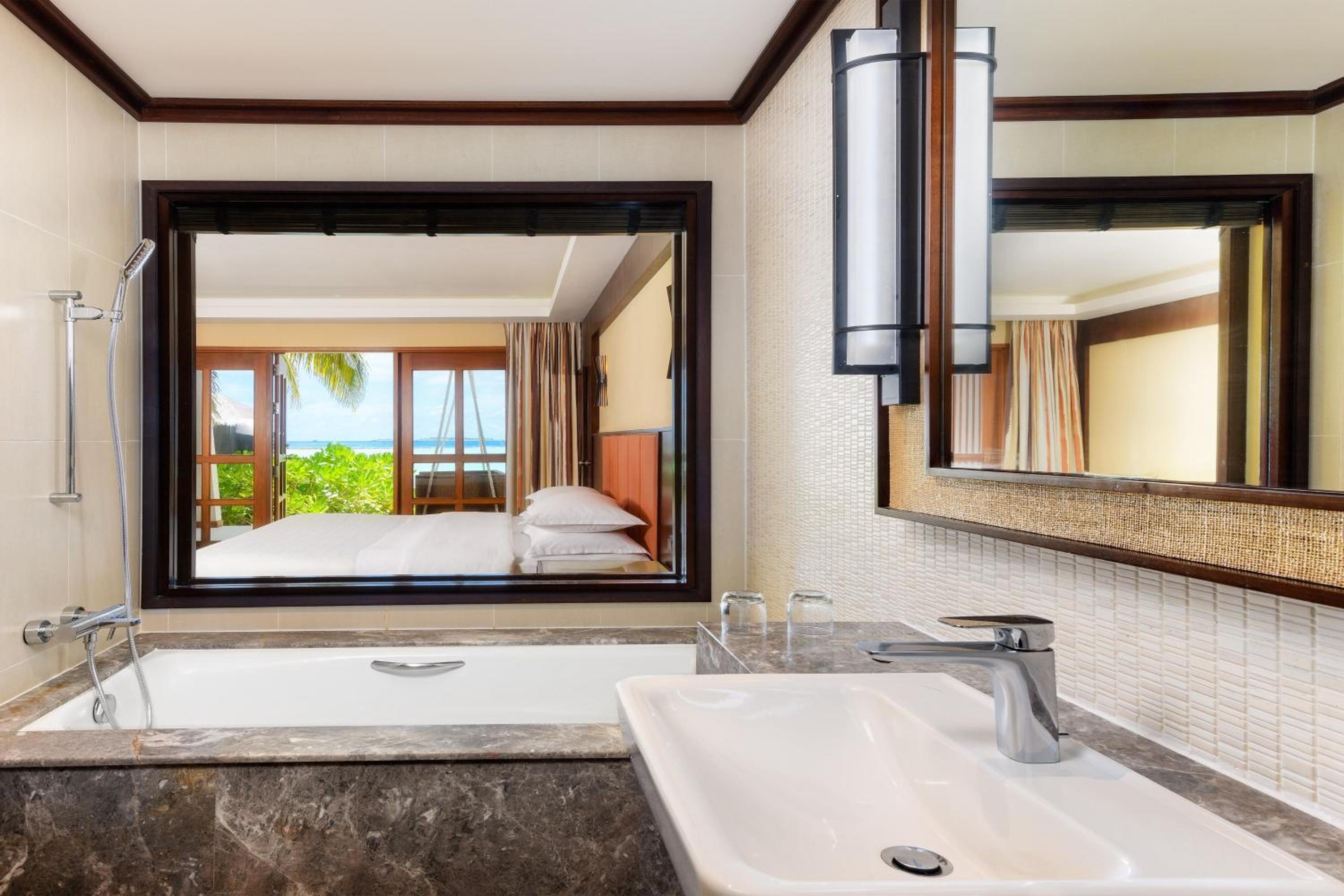 Deluxe Double Room with Two Double Beds and Beach View photo 3