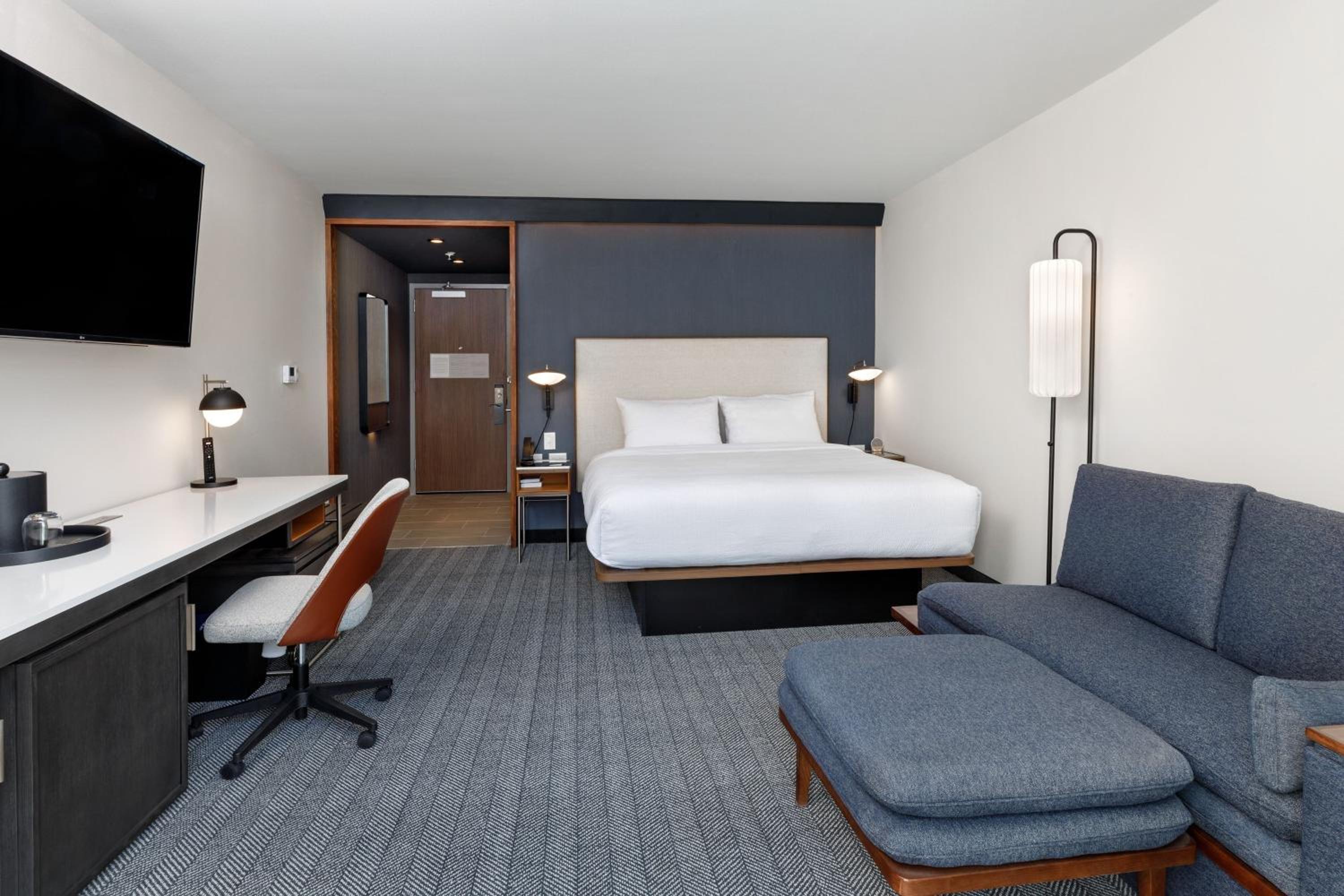 King Room with Sofa Bed - Photo 1