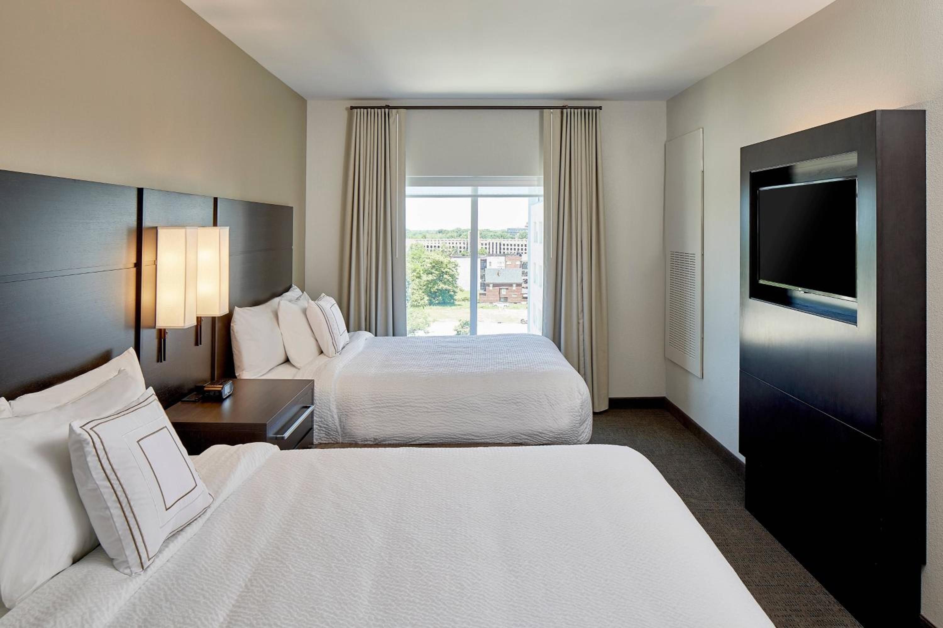1 Bedroom Suite, 2 Queen, Sofa bed - Photo 1