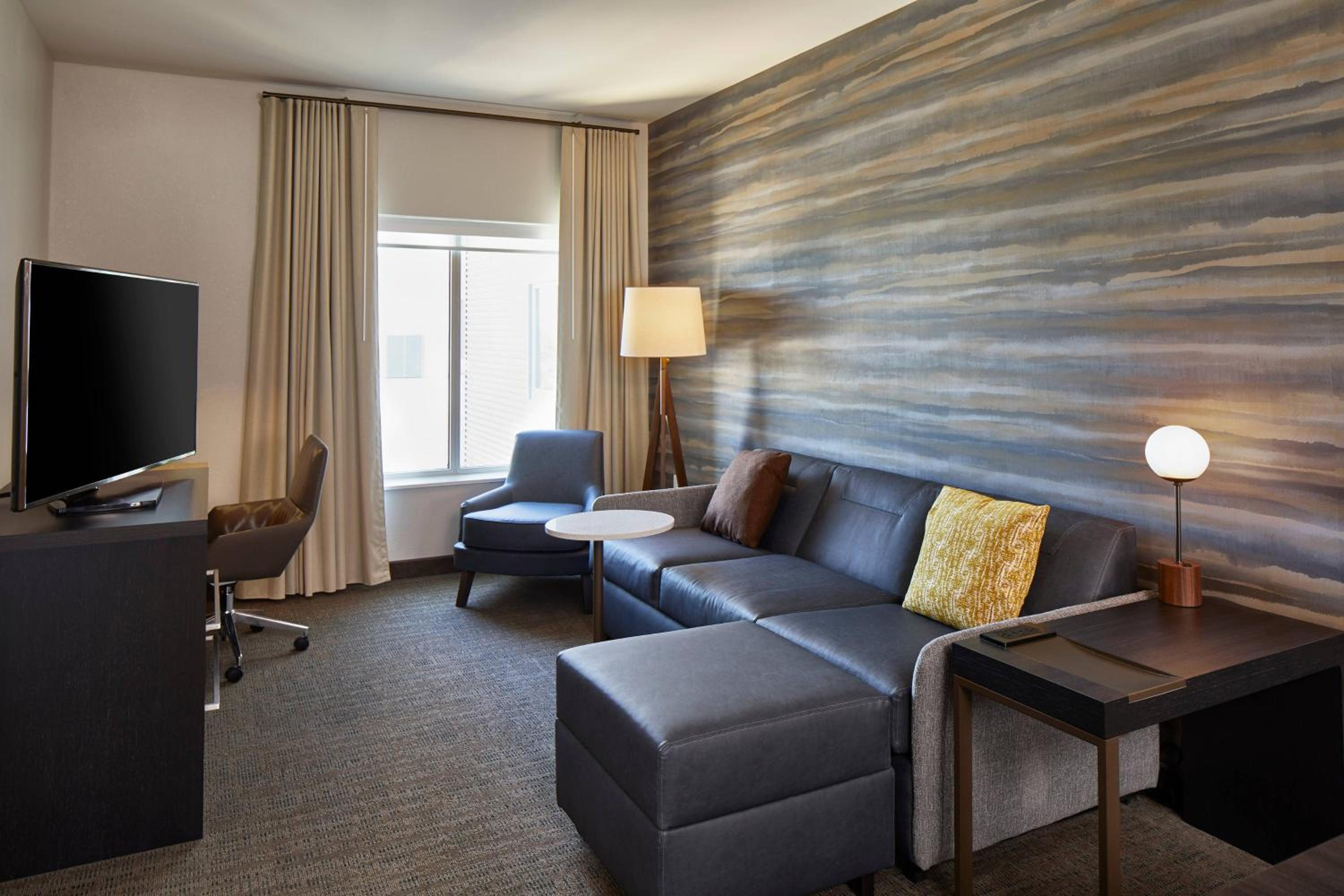 1 Bedroom Suite, 2 Queen, Sofa bed - Photo 2