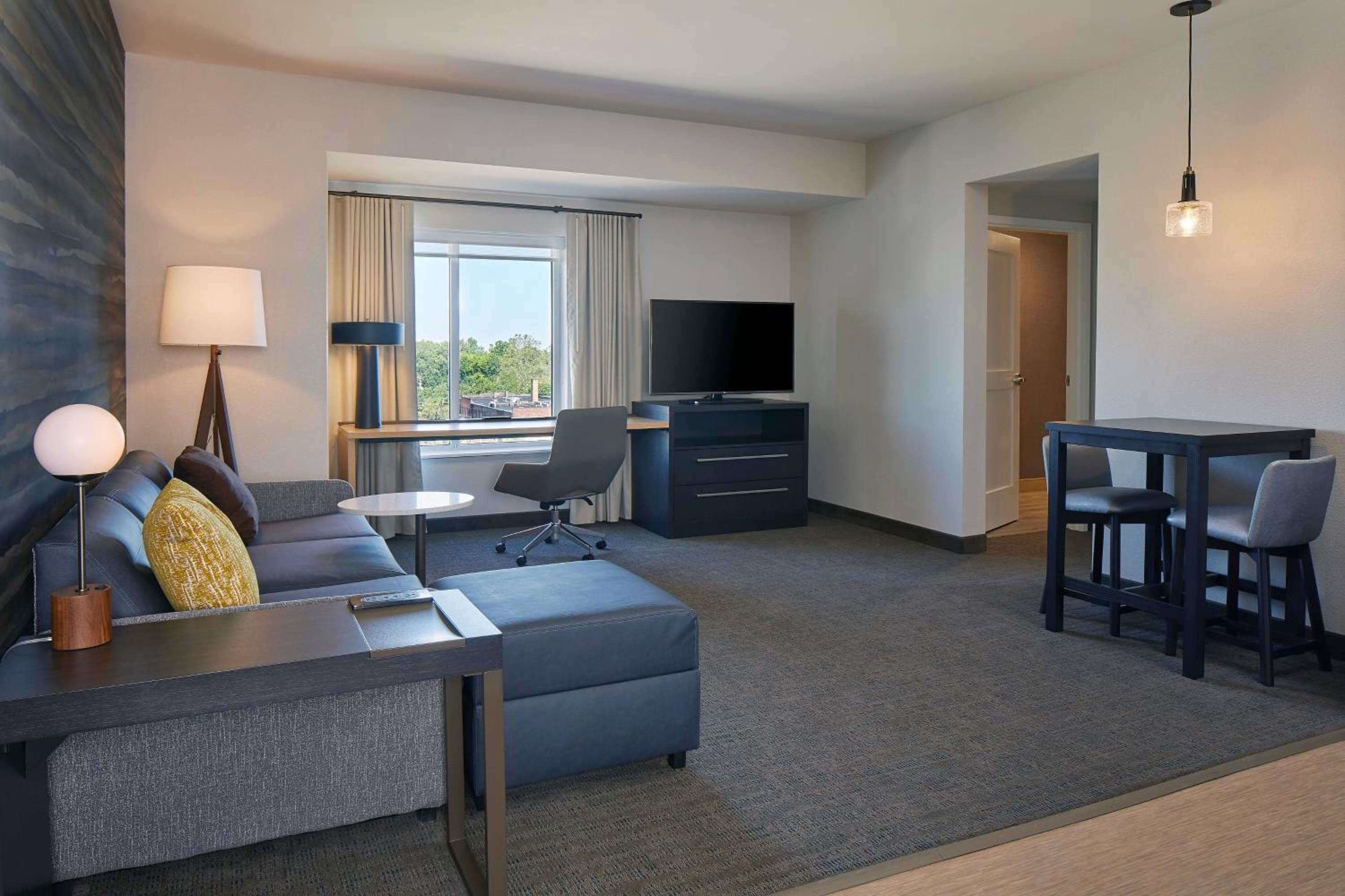1 Bedroom Suite, 1 King, Sofa bed - Photo 5