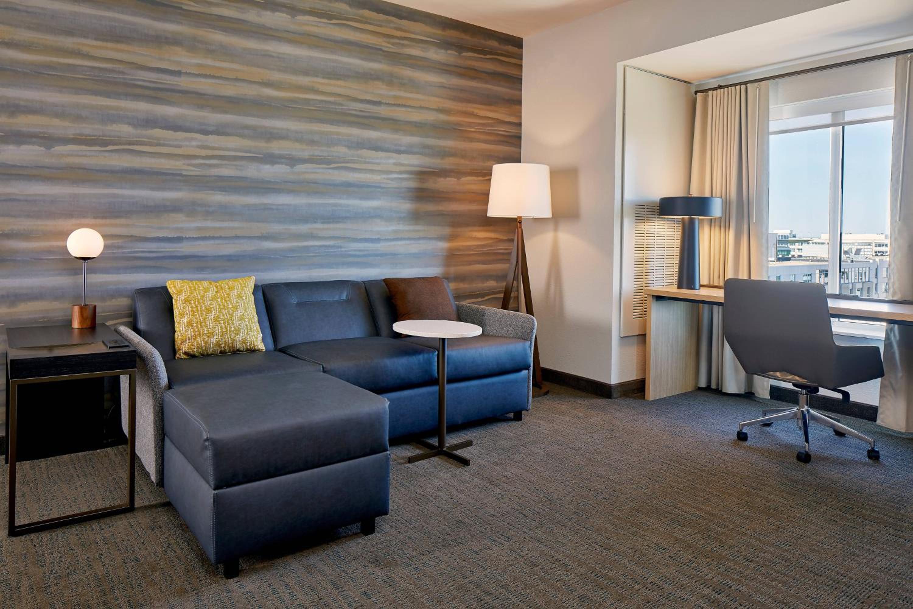 1 Bedroom Suite, 1 King, Sofa bed - Photo 6
