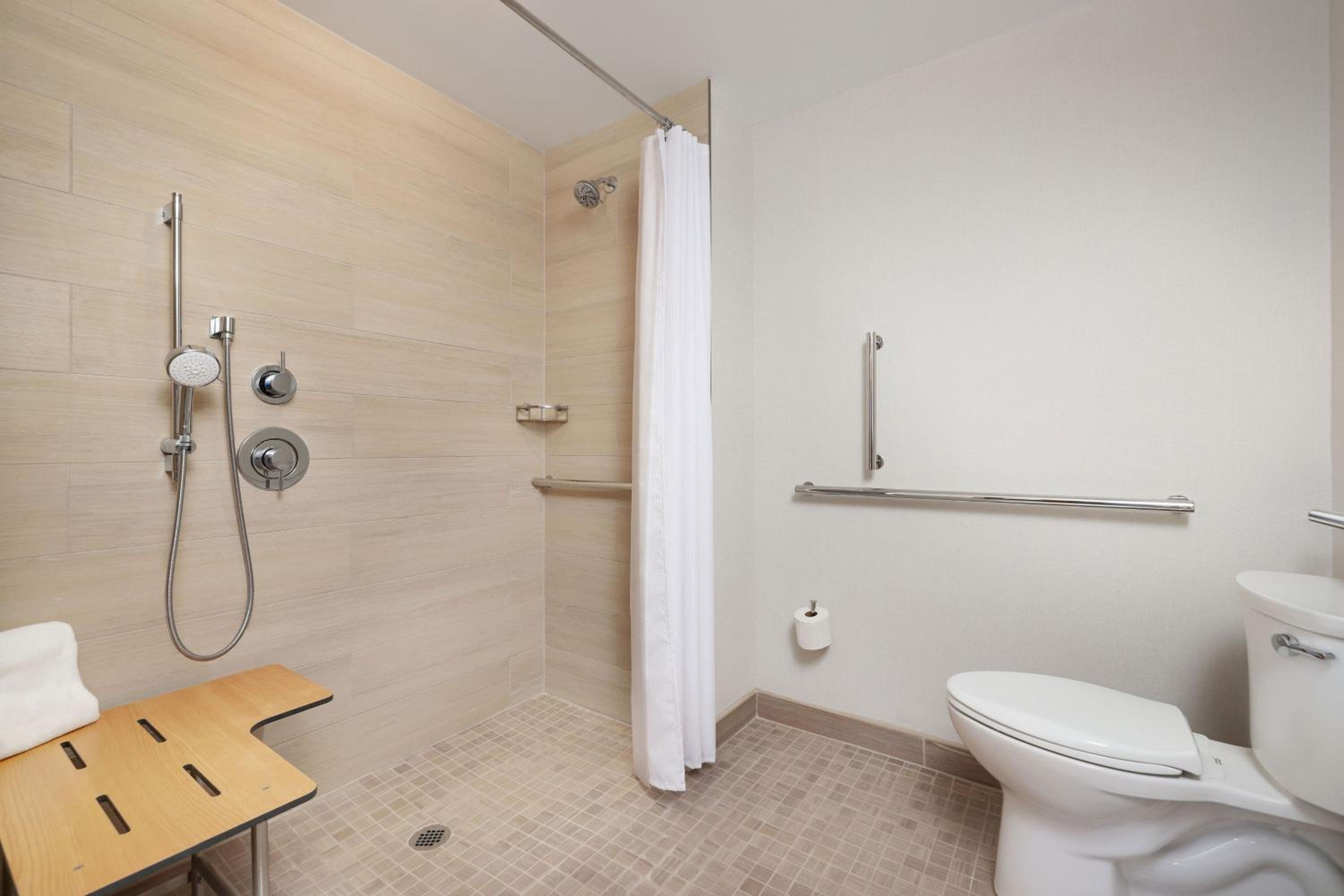 Executive King Suite with Sofa Bed - Photo 4