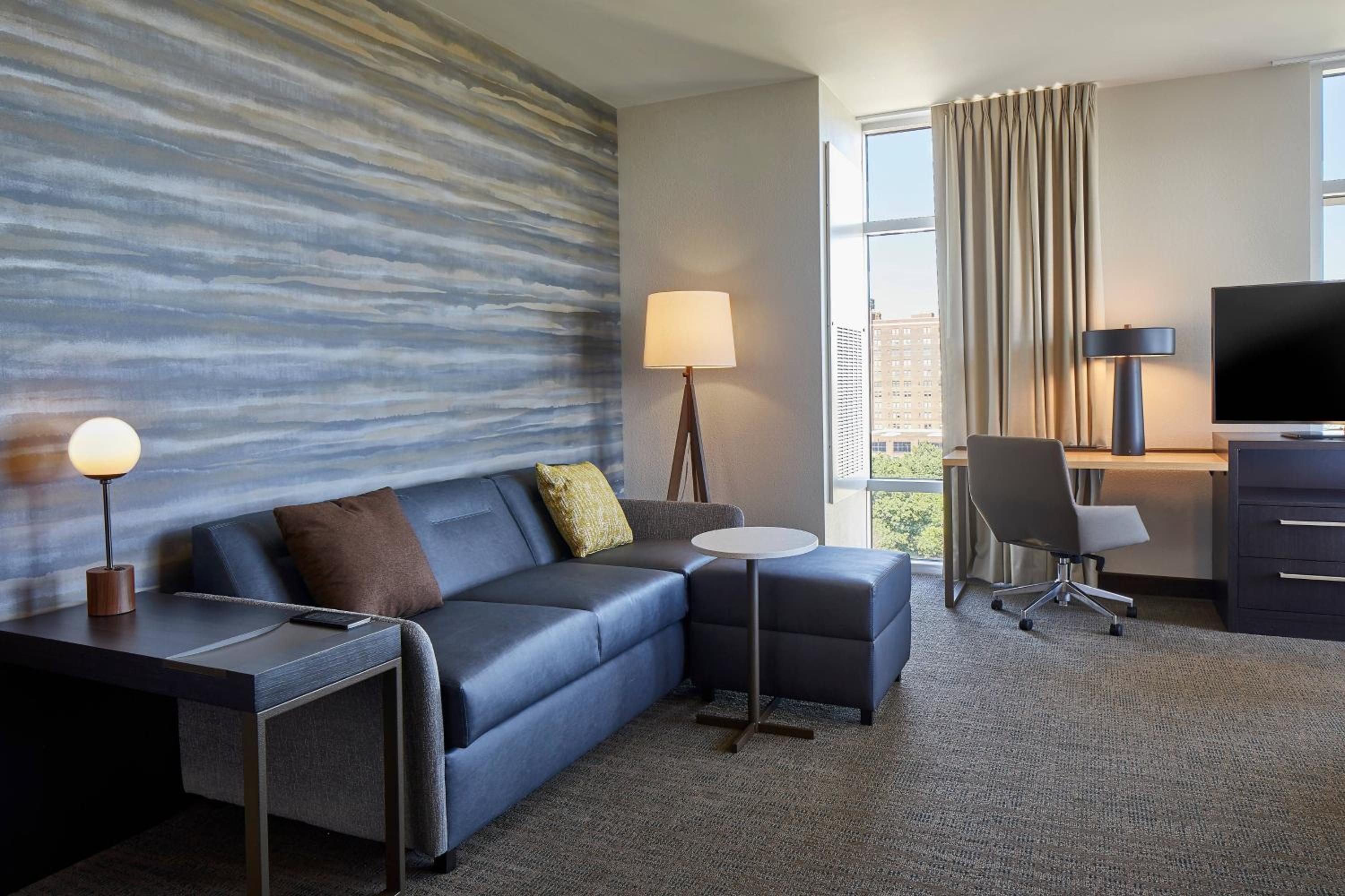 Corner King Room with Sofa Bed - Photo 5