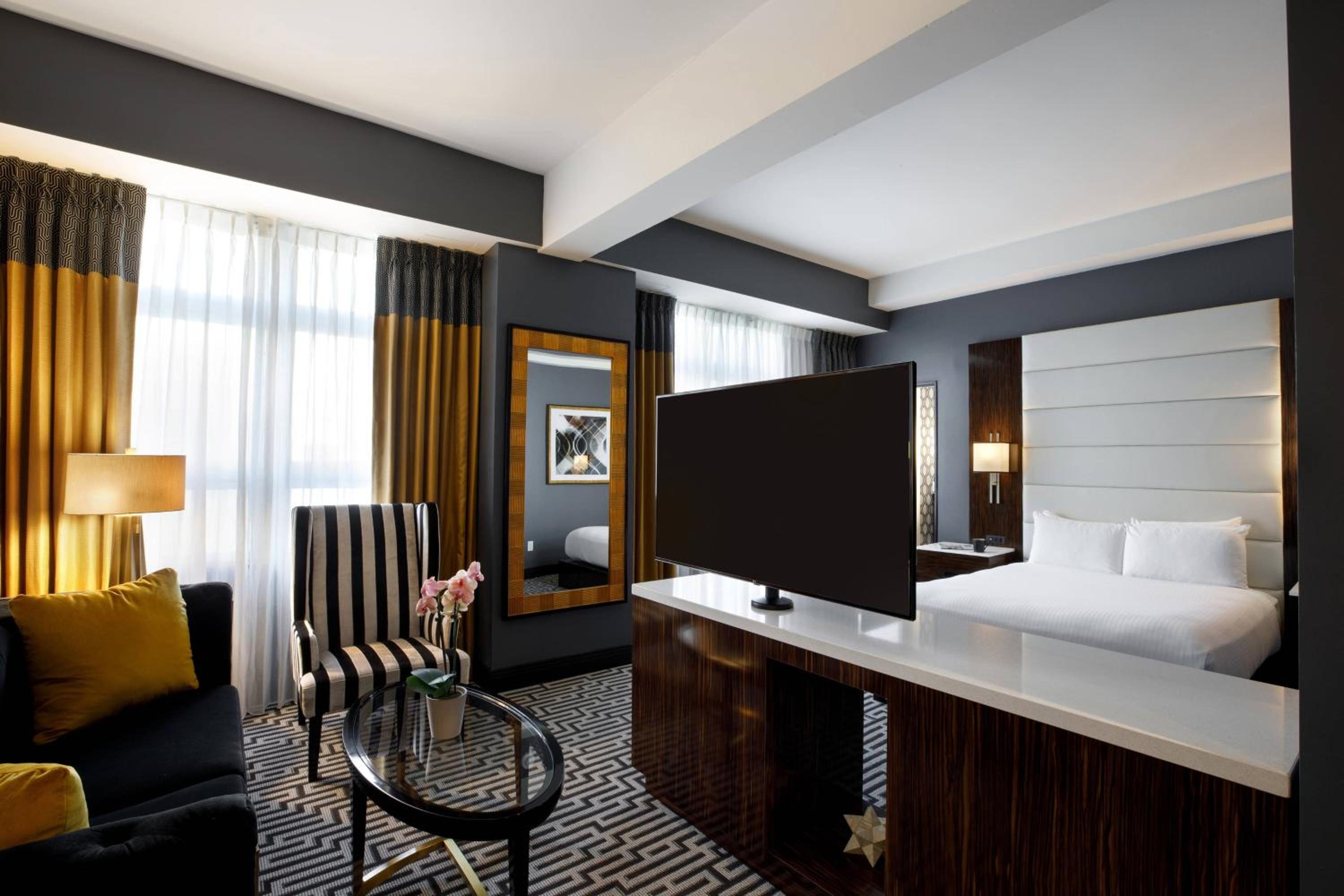 Guest room, 1 Queen, City view - Photo 3
