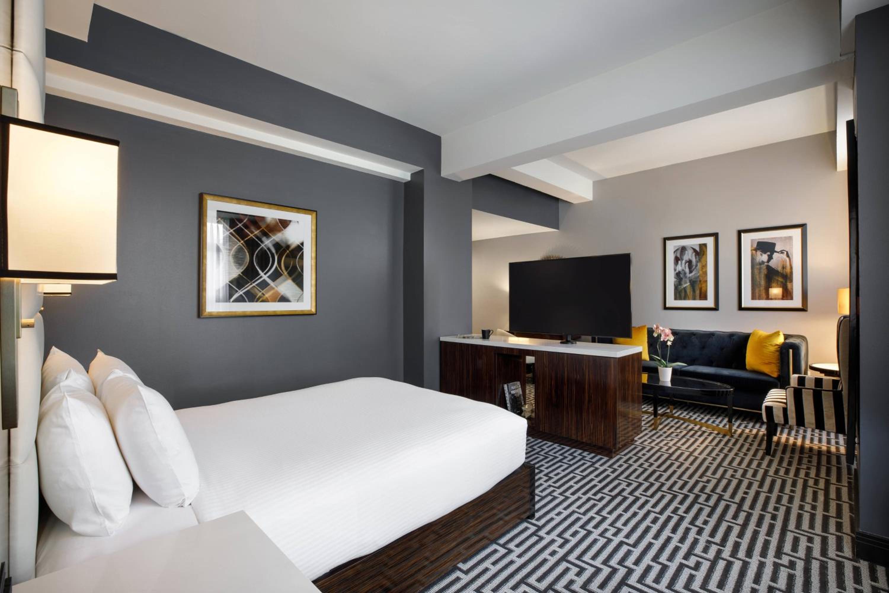 Guest room, 1 Queen, City view - Photo 1