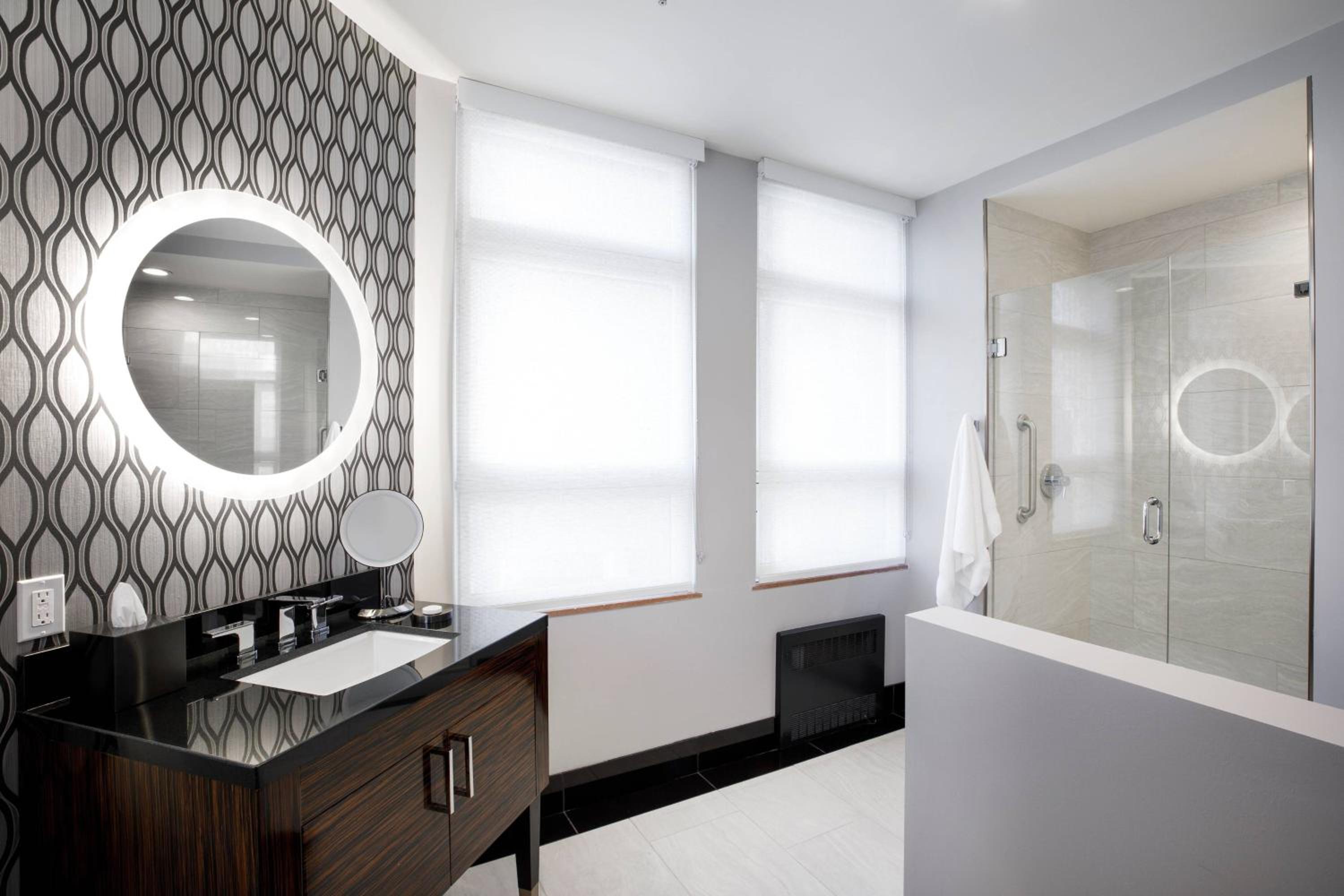Guest room, 1 Queen, City view - Photo 2