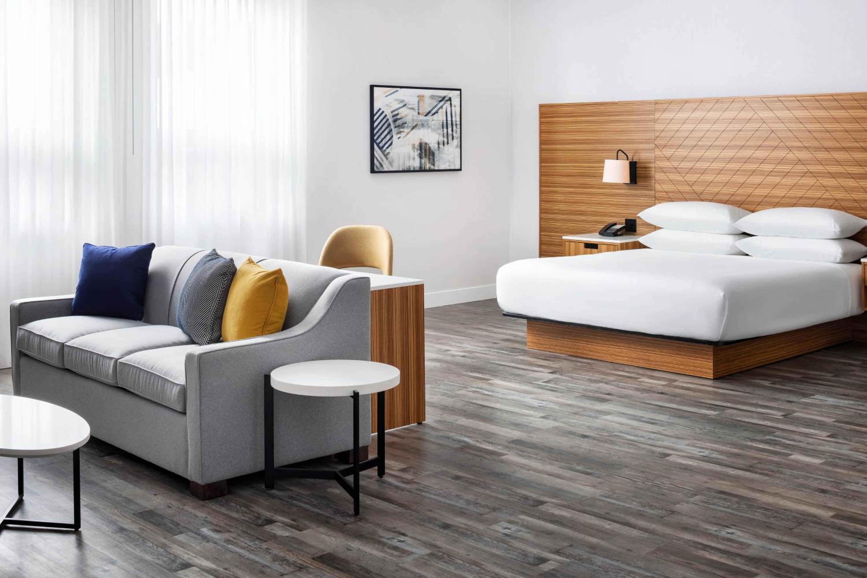 Deluxe King Room with Sofa Bed - Photo 3
