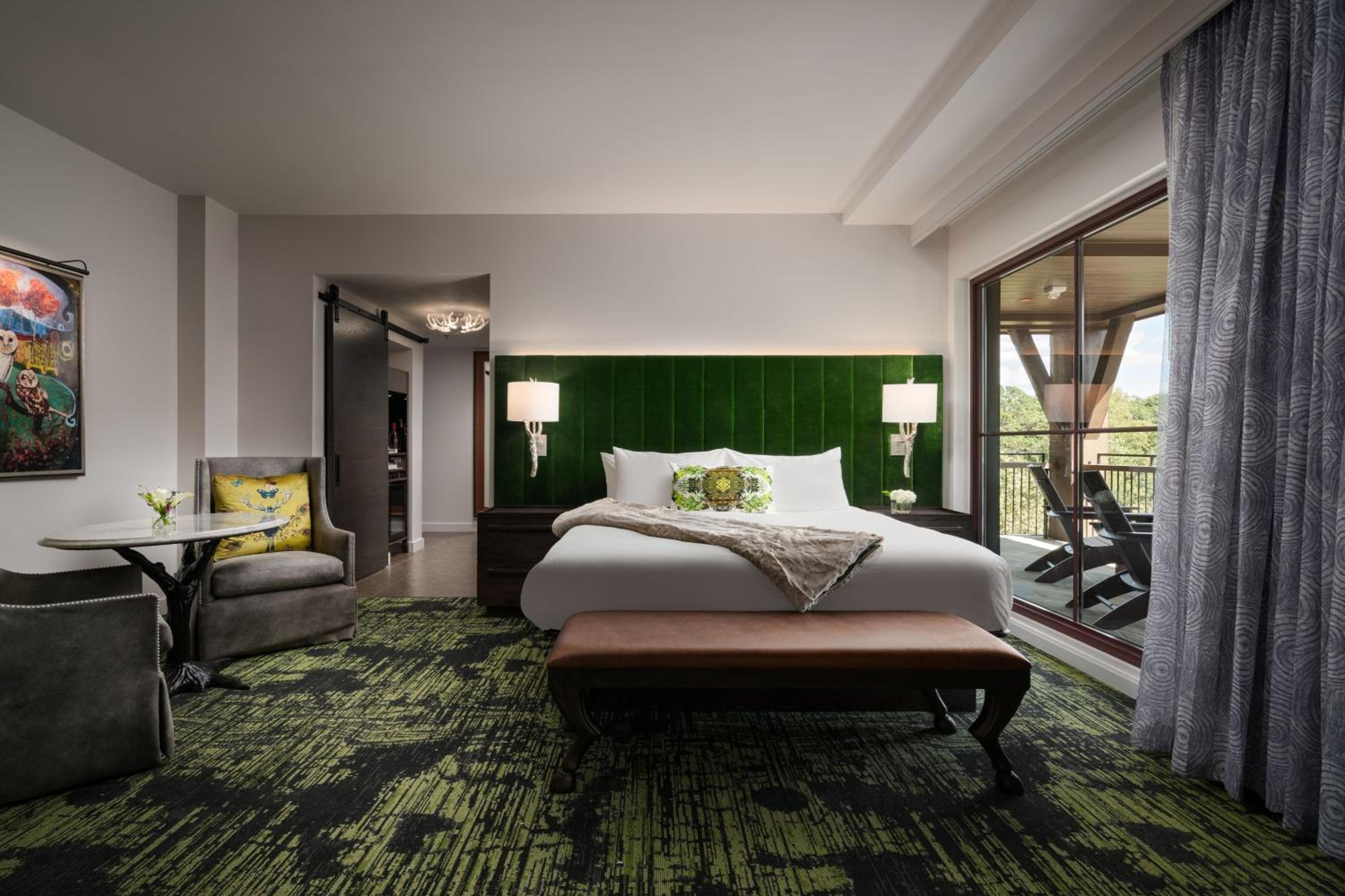 Corner Junior King Suite with Falls View