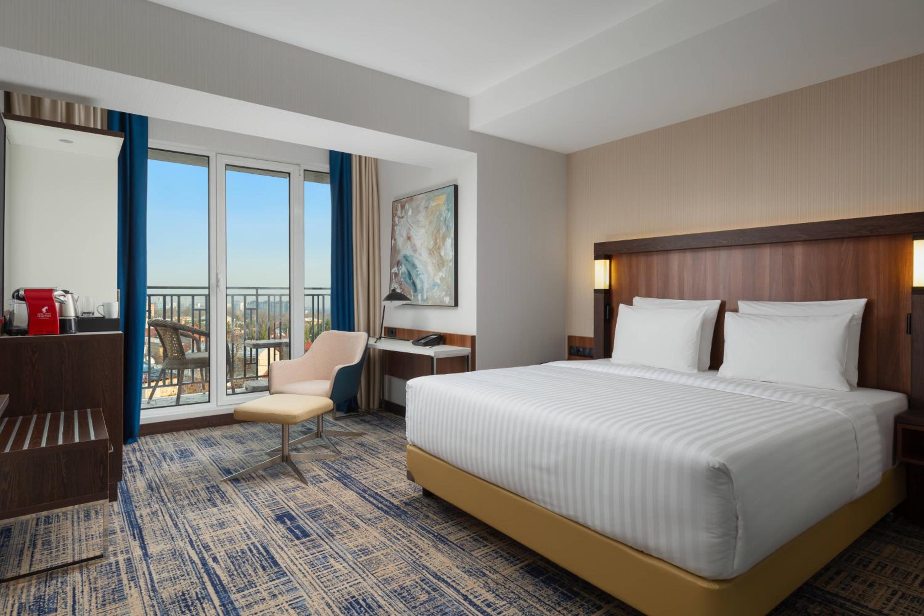 Superior, Guest  room with 1 King, City view, Balcony - Photo 5