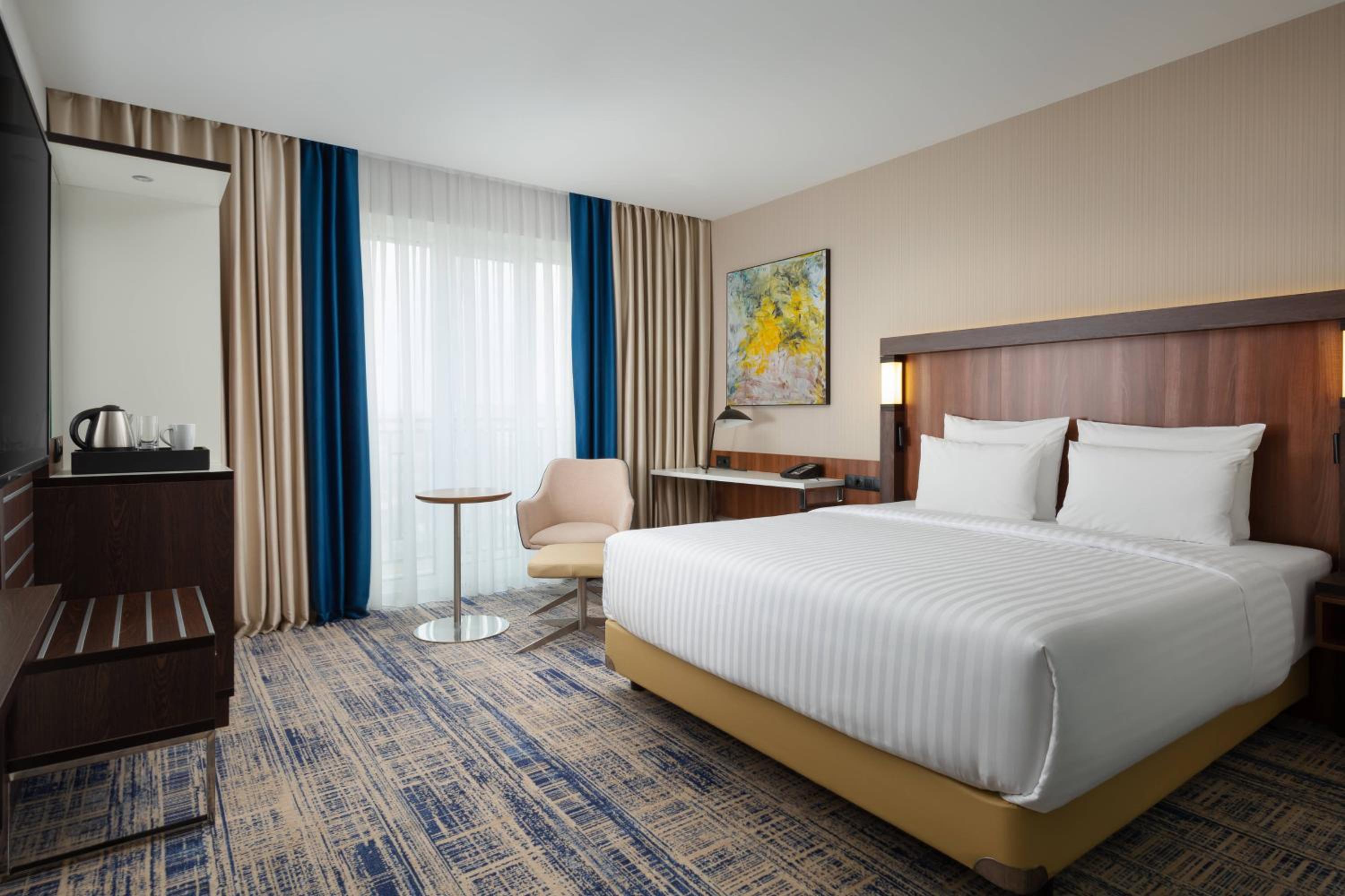 Standard Guest  room with 1 King, City view - Photo 1