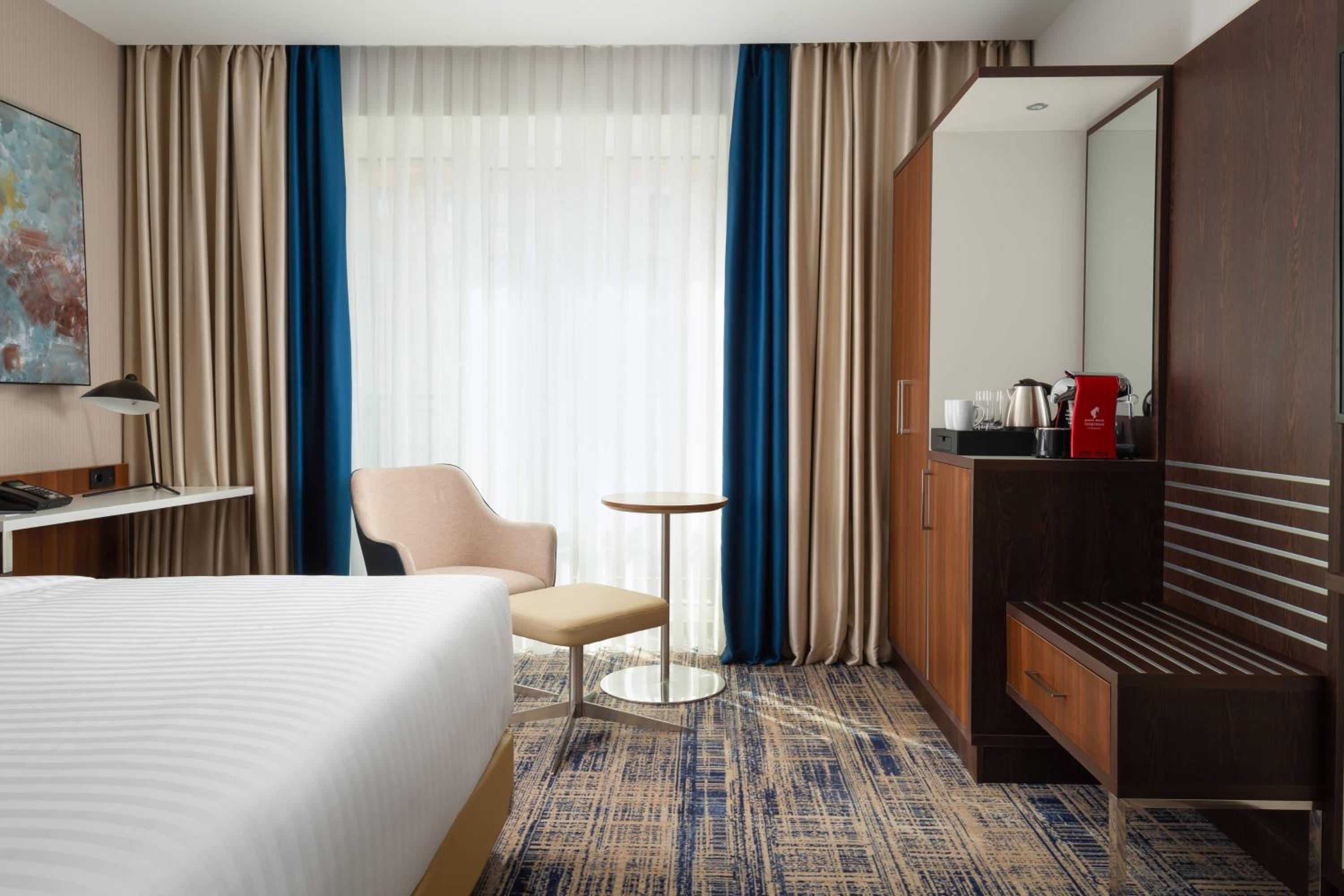 Superior, Guest  room with 1 King, City view, Balcony - Photo 1