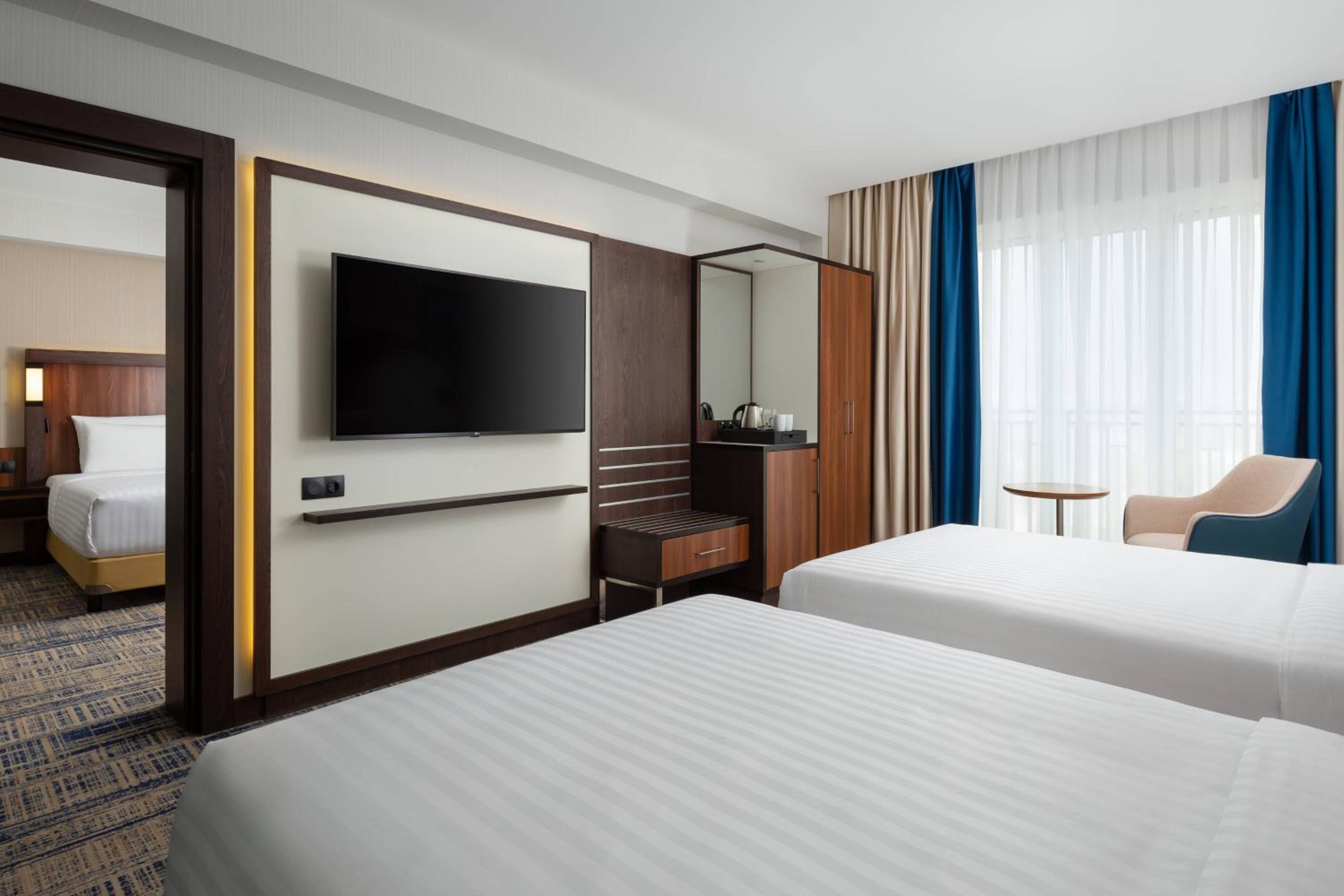 Standard Guest  room with 1 King, City view - Photo 4