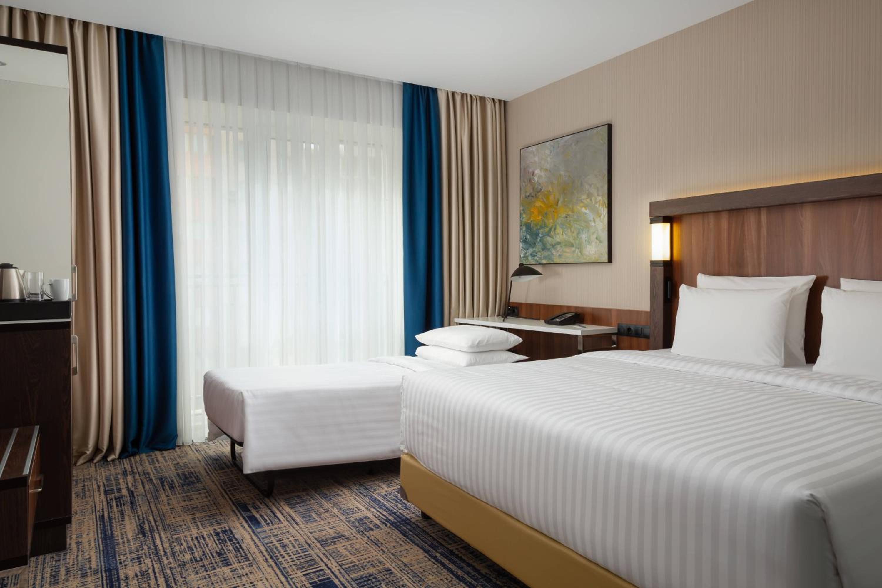 Standard Guest  room with 1 King, City view - Photo 2