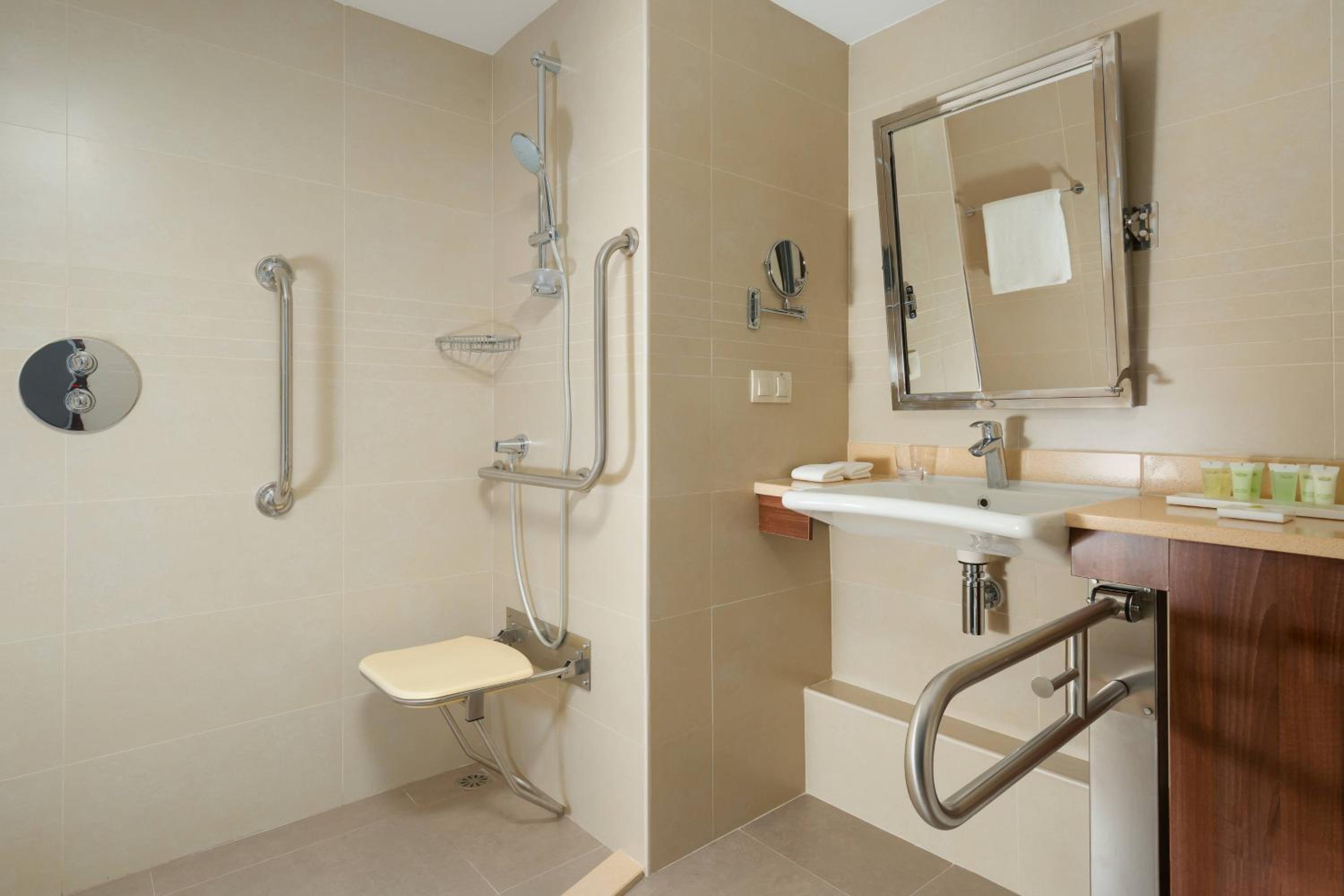 Standard Guest  room with 1 King, City view - Photo 6