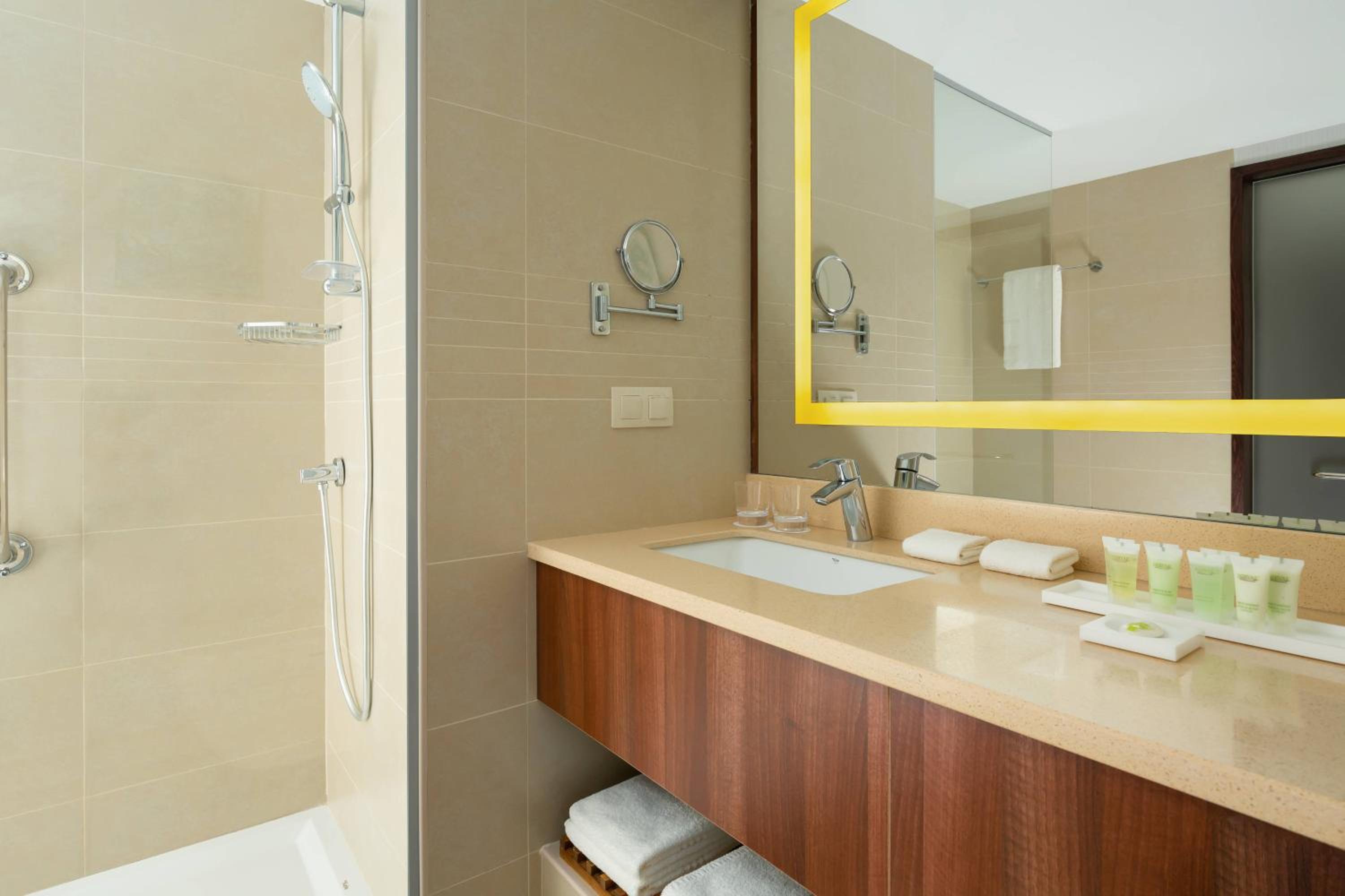 Standard Guest  room with 1 King, City view - Photo 5