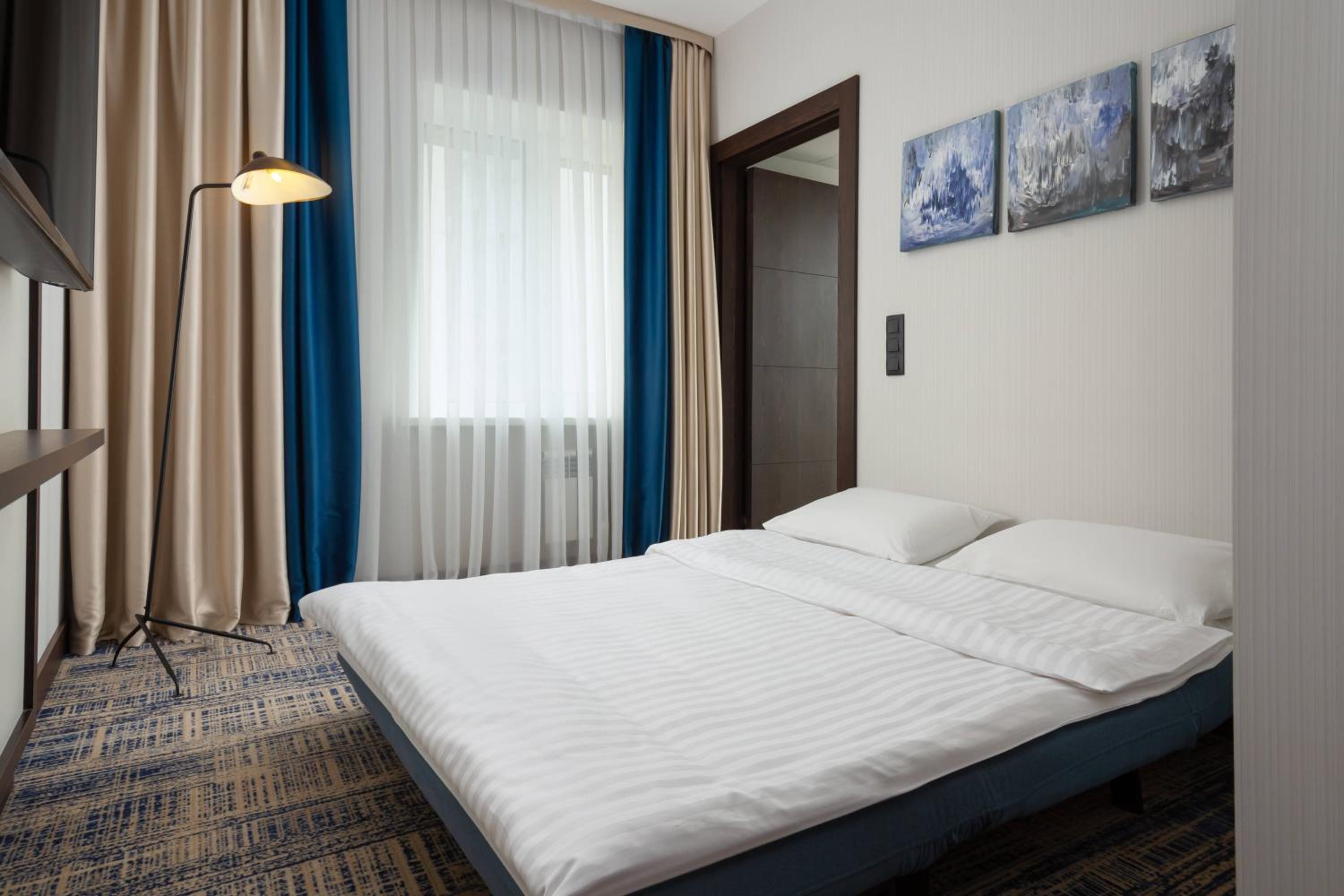 One-Bedroom King Suite with Sofa Bed and City View - Photo 5