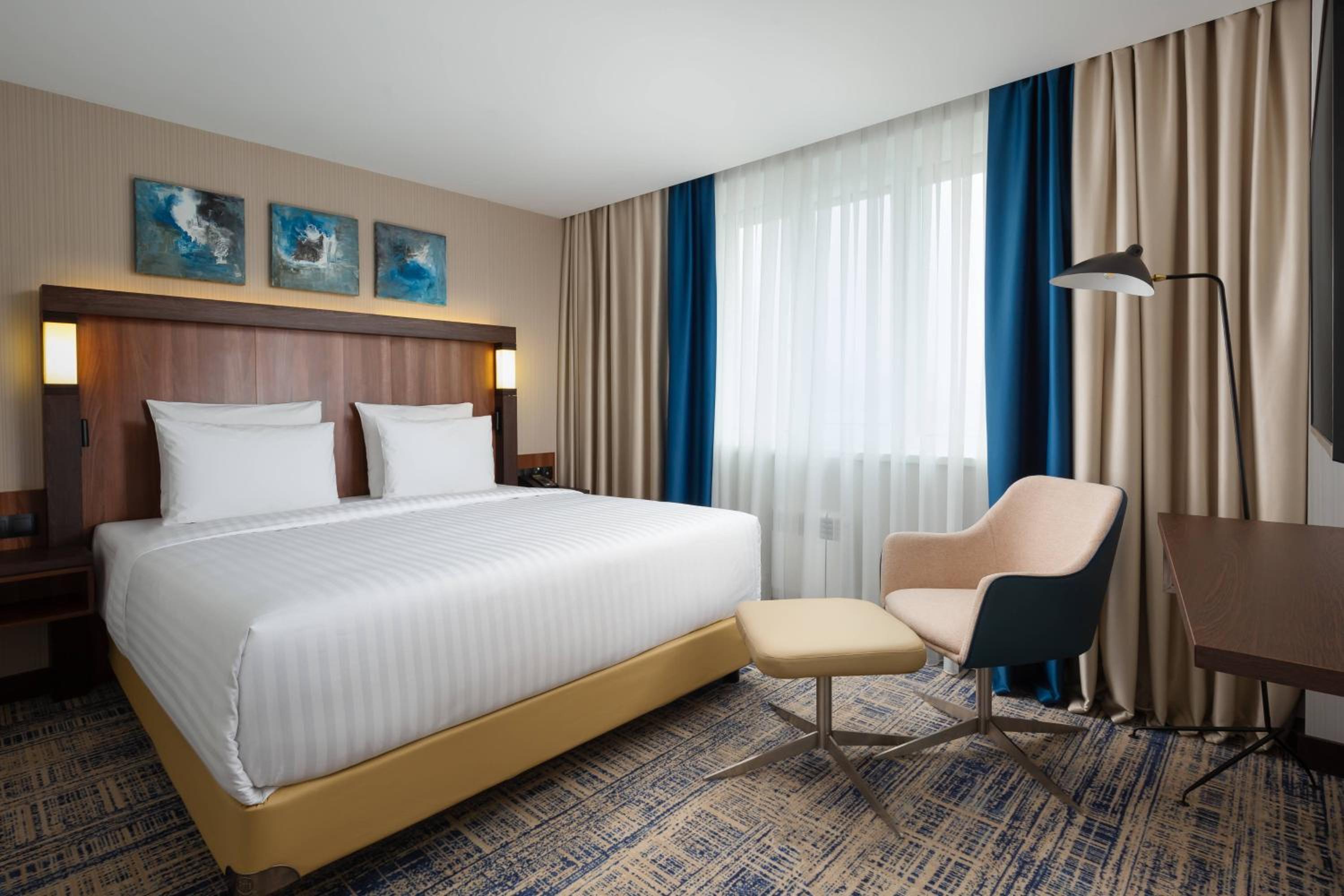 Suite with 1 King, Sofa bed, City view photo 2