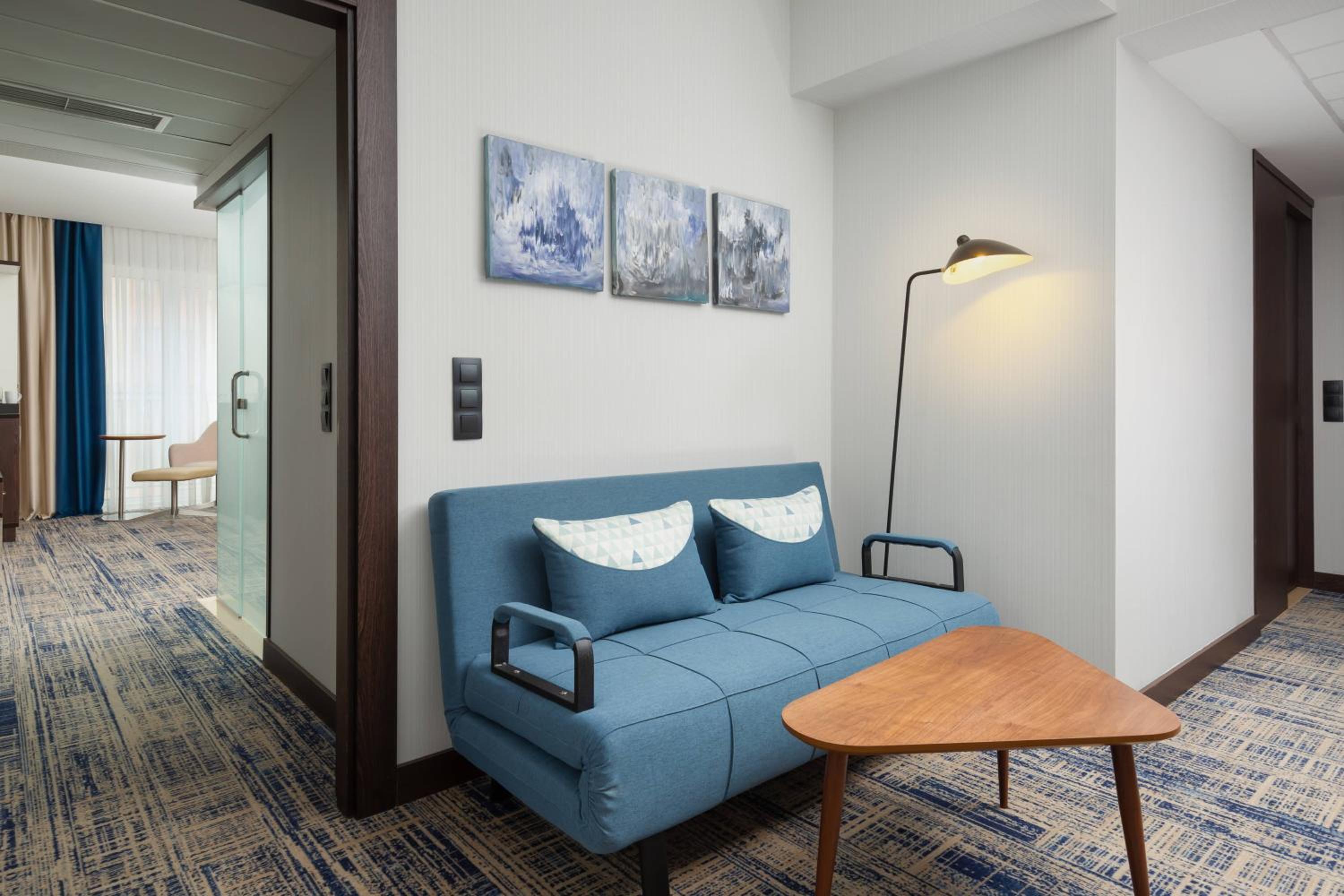One-Bedroom King Suite with Sofa Bed and City View - Photo 3