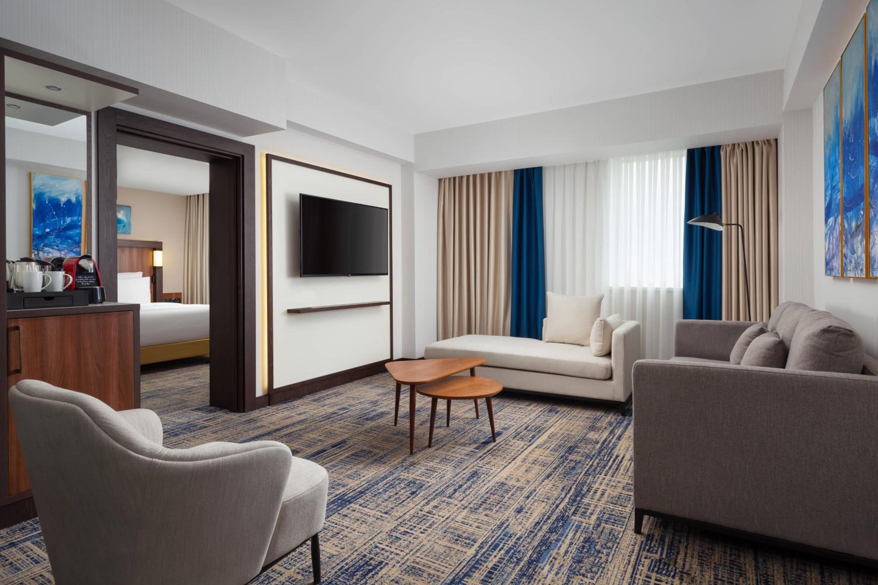 Suite with 1 King, Sofa bed, City view photo 3