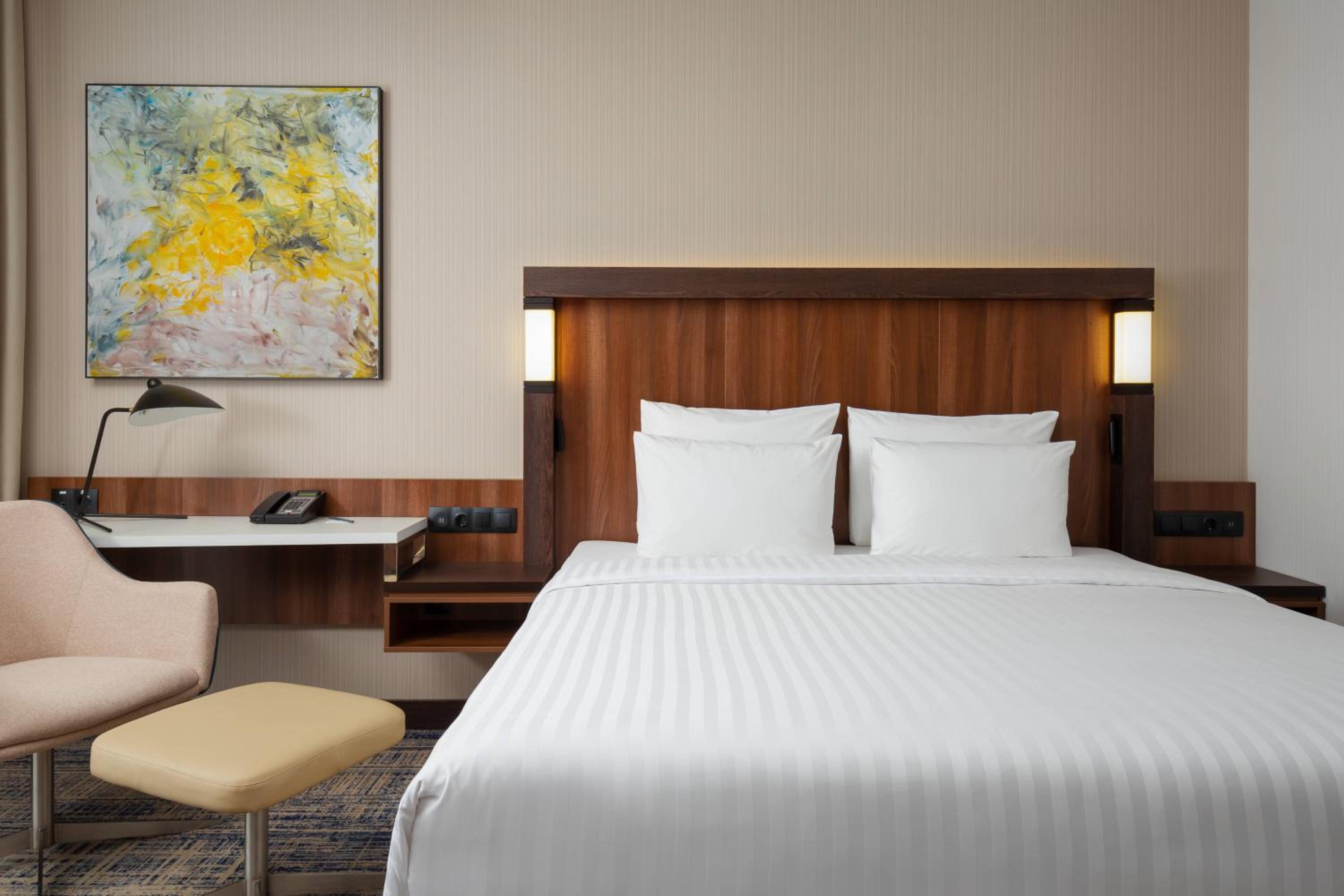One-Bedroom King Suite with Sofa Bed and City View - Photo 2