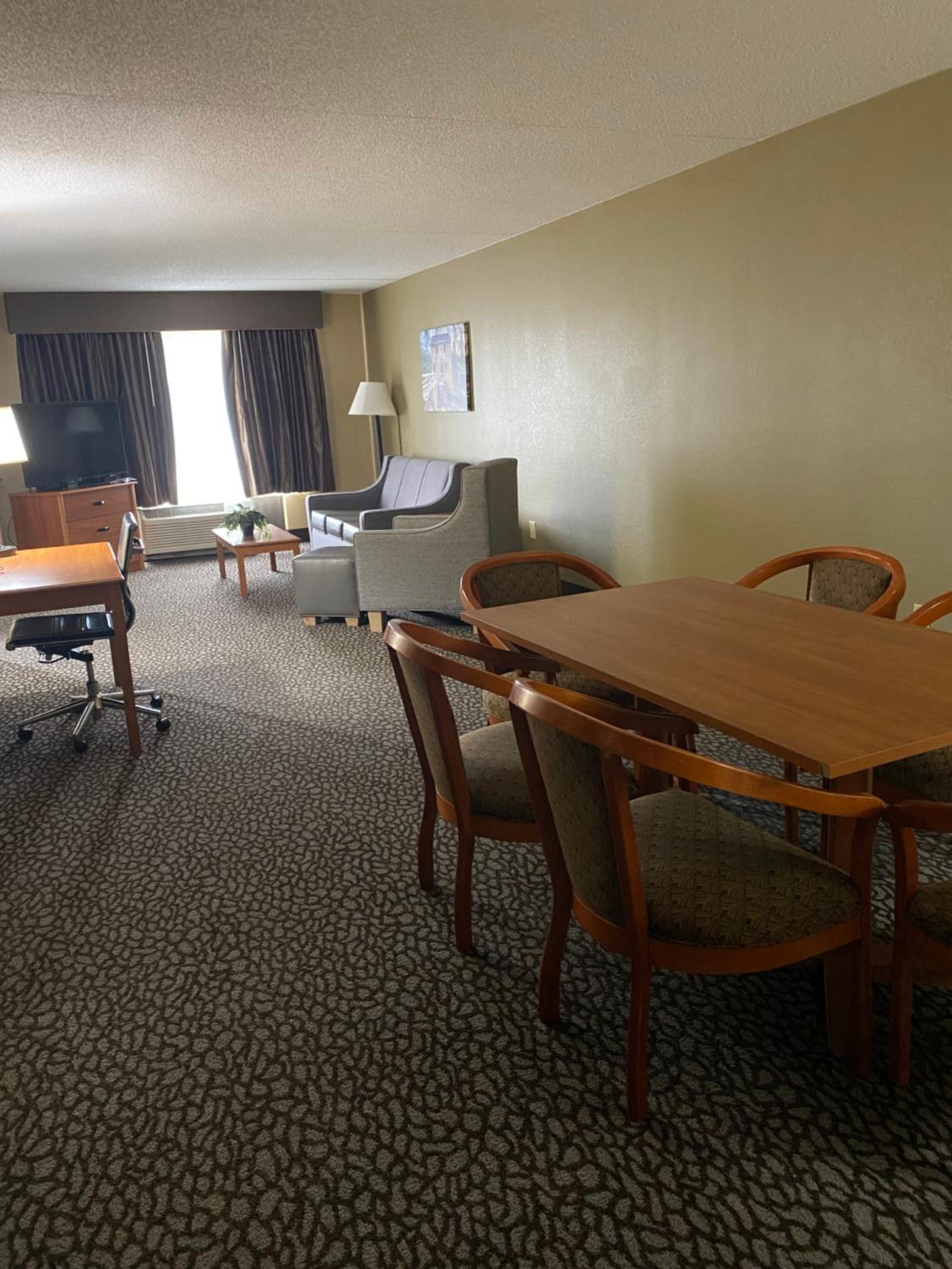 One-Bedroom King Suite - Non-Smoking - Photo 3