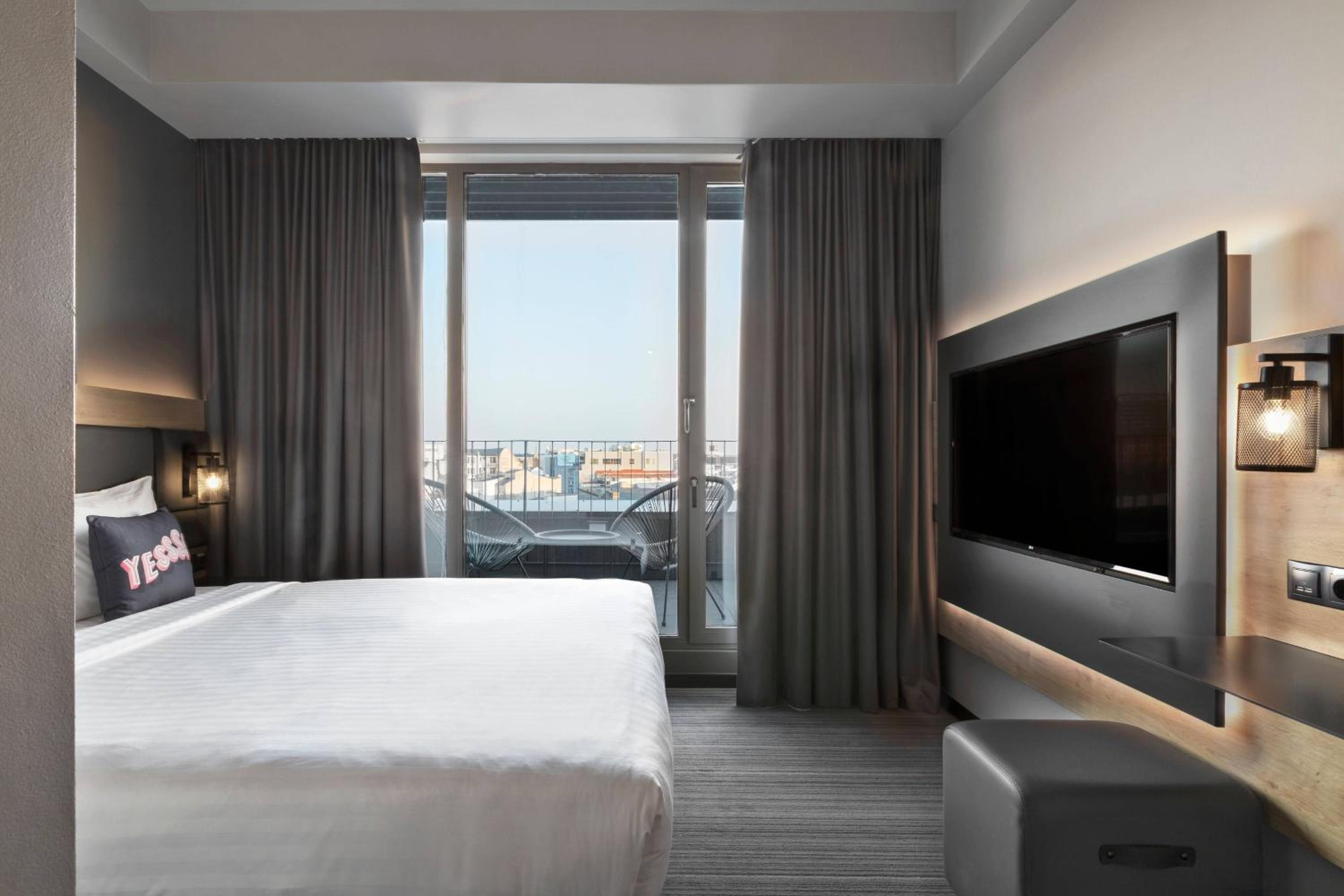 Superior Queen Room with Balcony and Street View - Photo 1