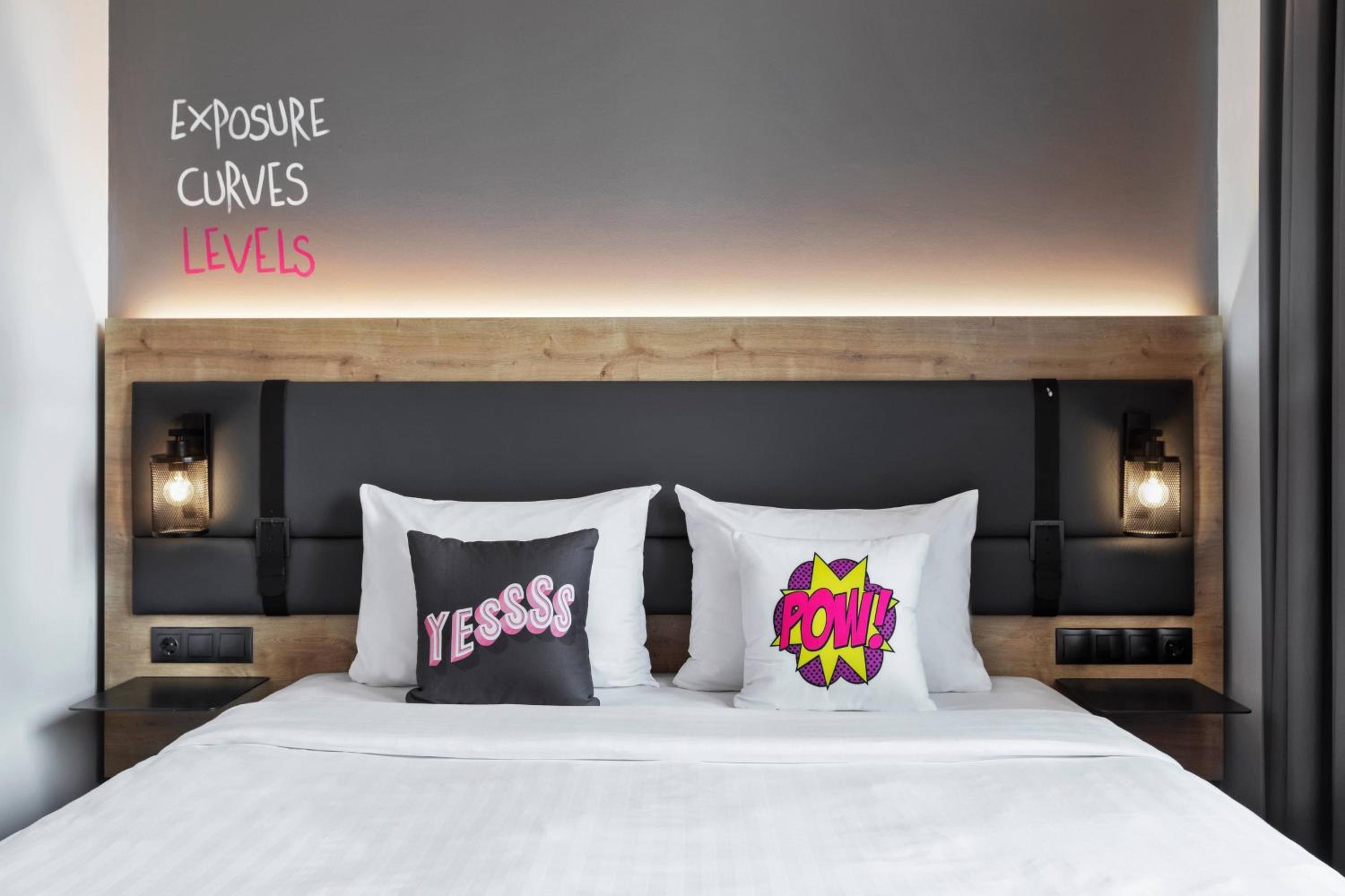 Moxy Standard, Guest room, 1 Queen - Photo 1