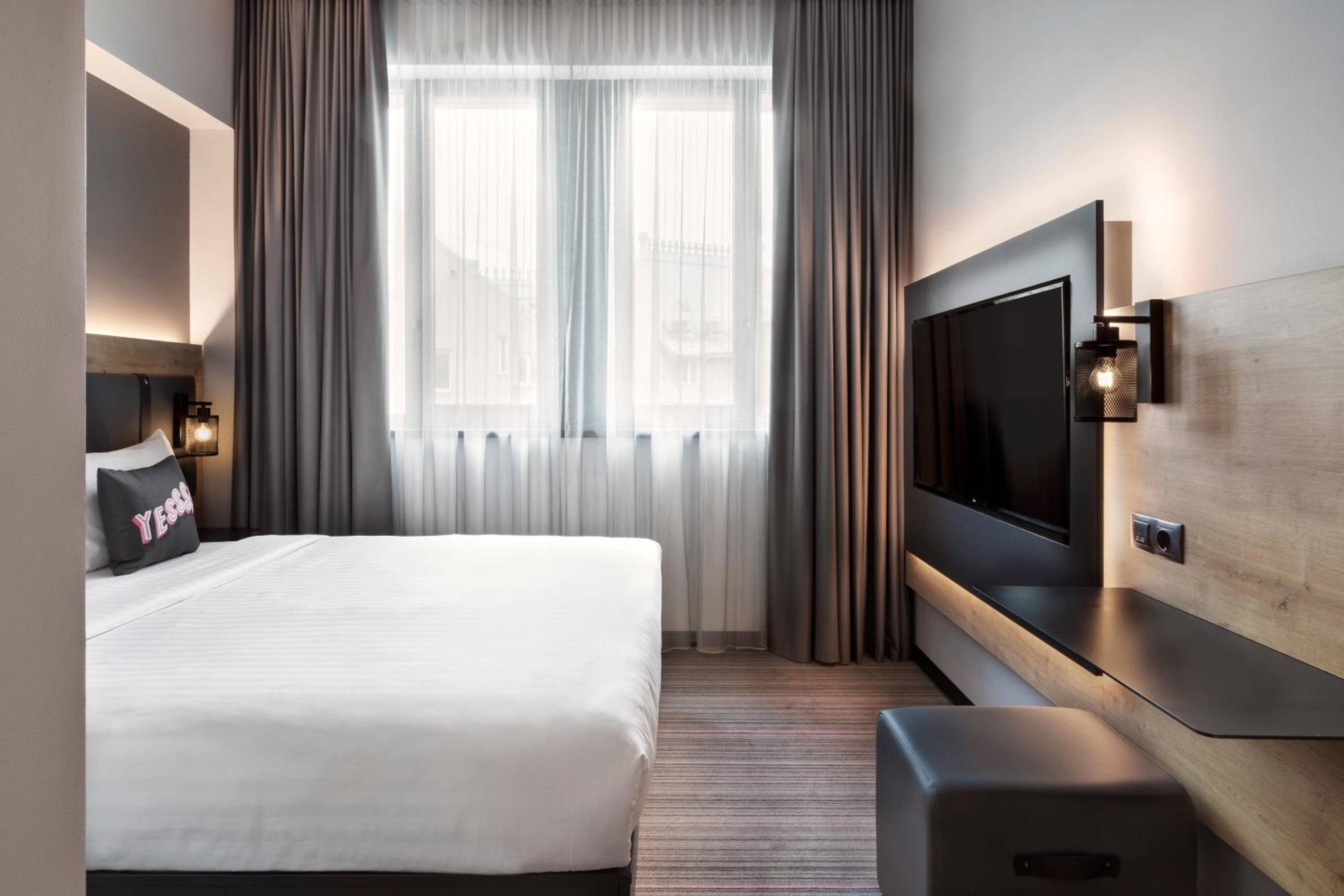 Moxy Standard, Guest room, 1 Queen - Photo 3
