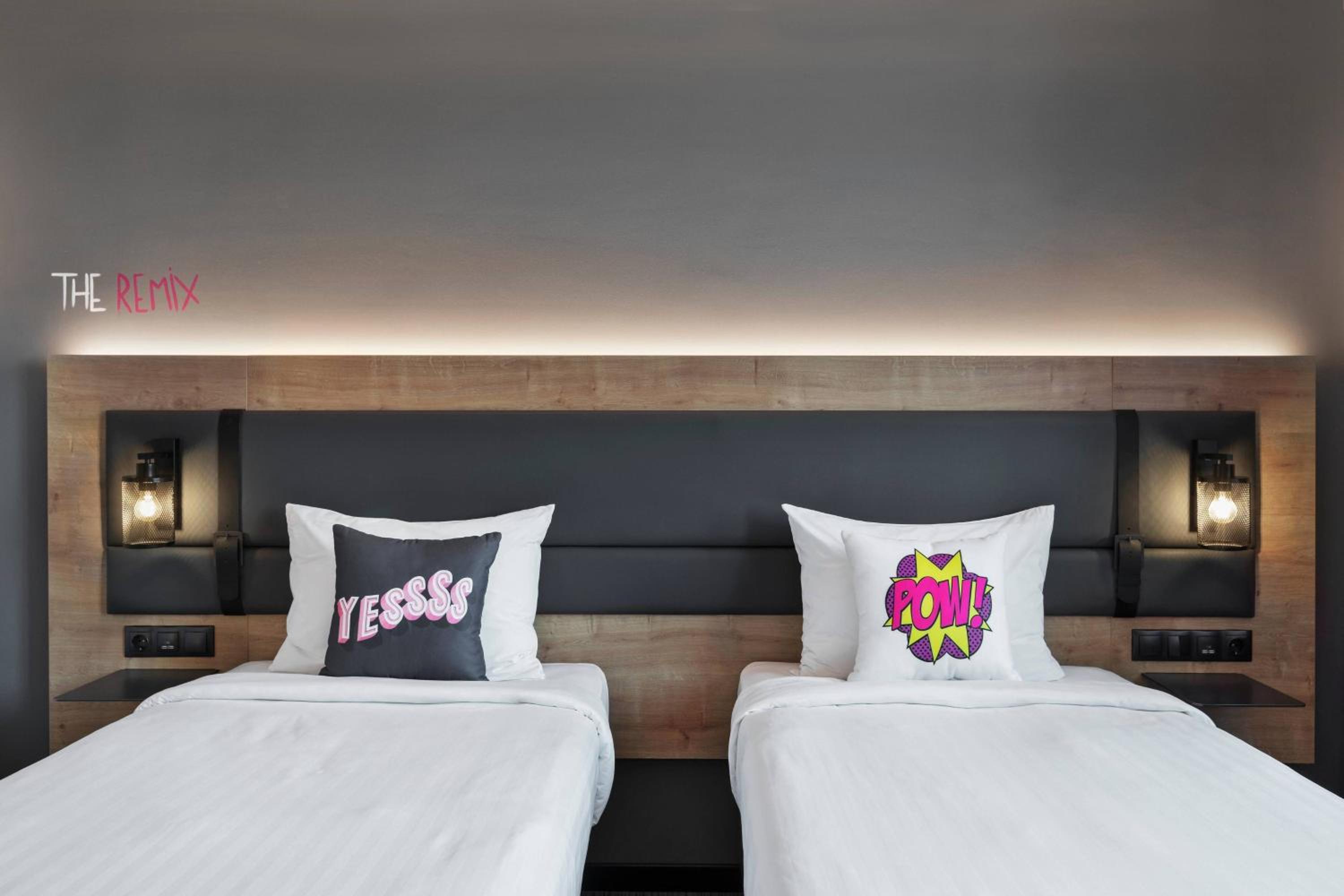 Moxy Standard, Guest room, 2 Twin/Single Bed(s) - Photo 6