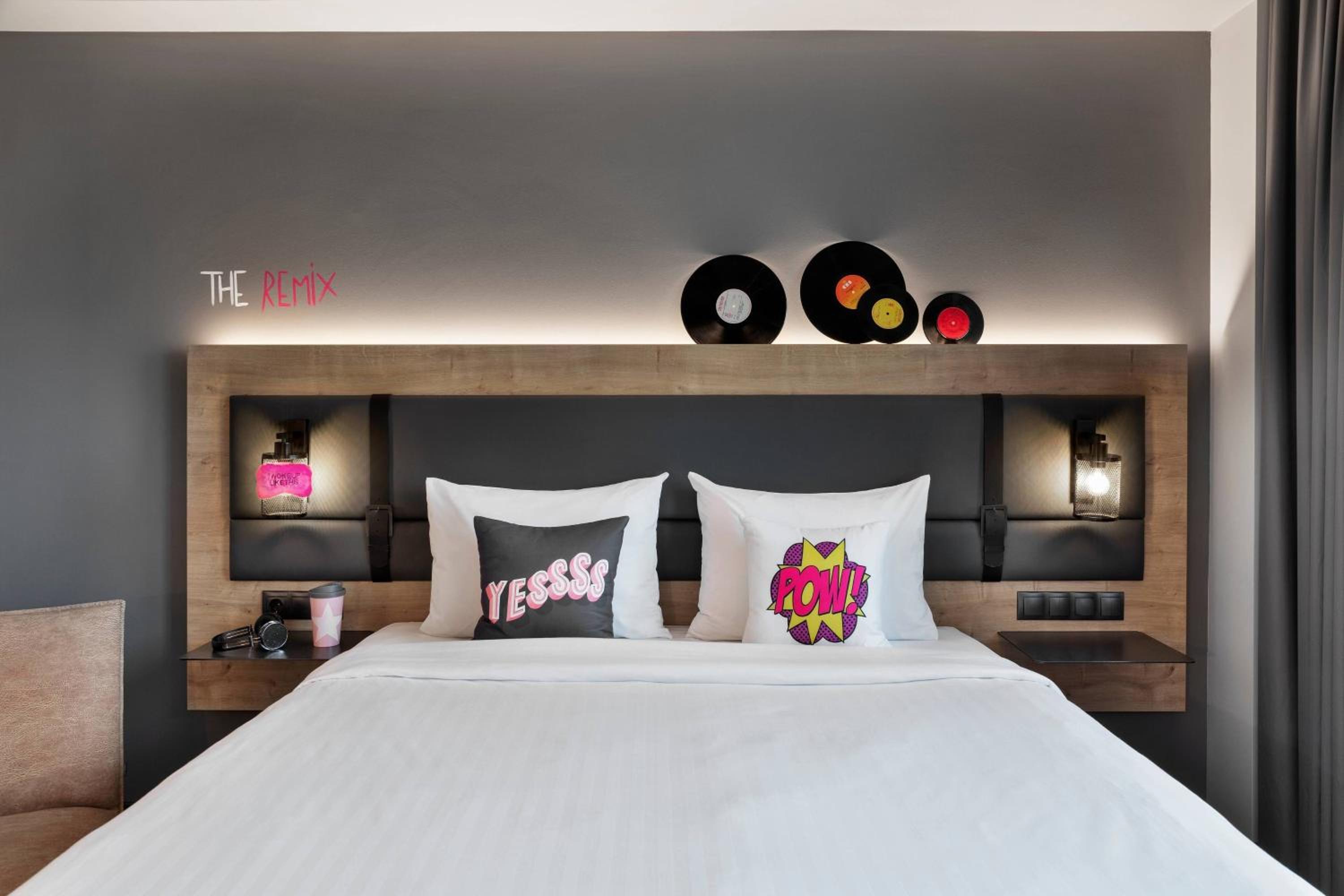 Moxy Superior, Guest room, 1 Queen, Street view - Photo 1