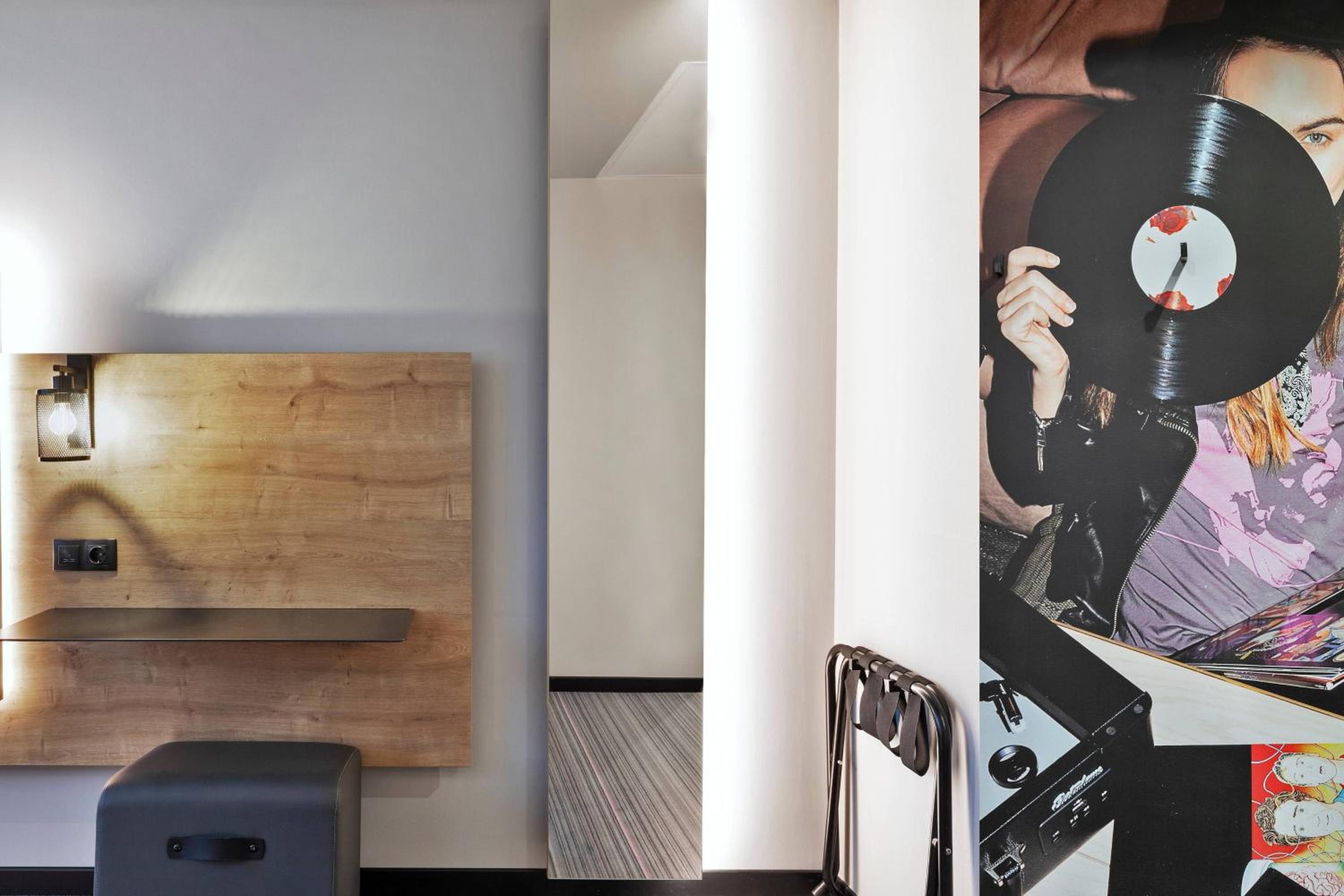 Moxy Standard, Guest room, 1 Queen - Photo 4
