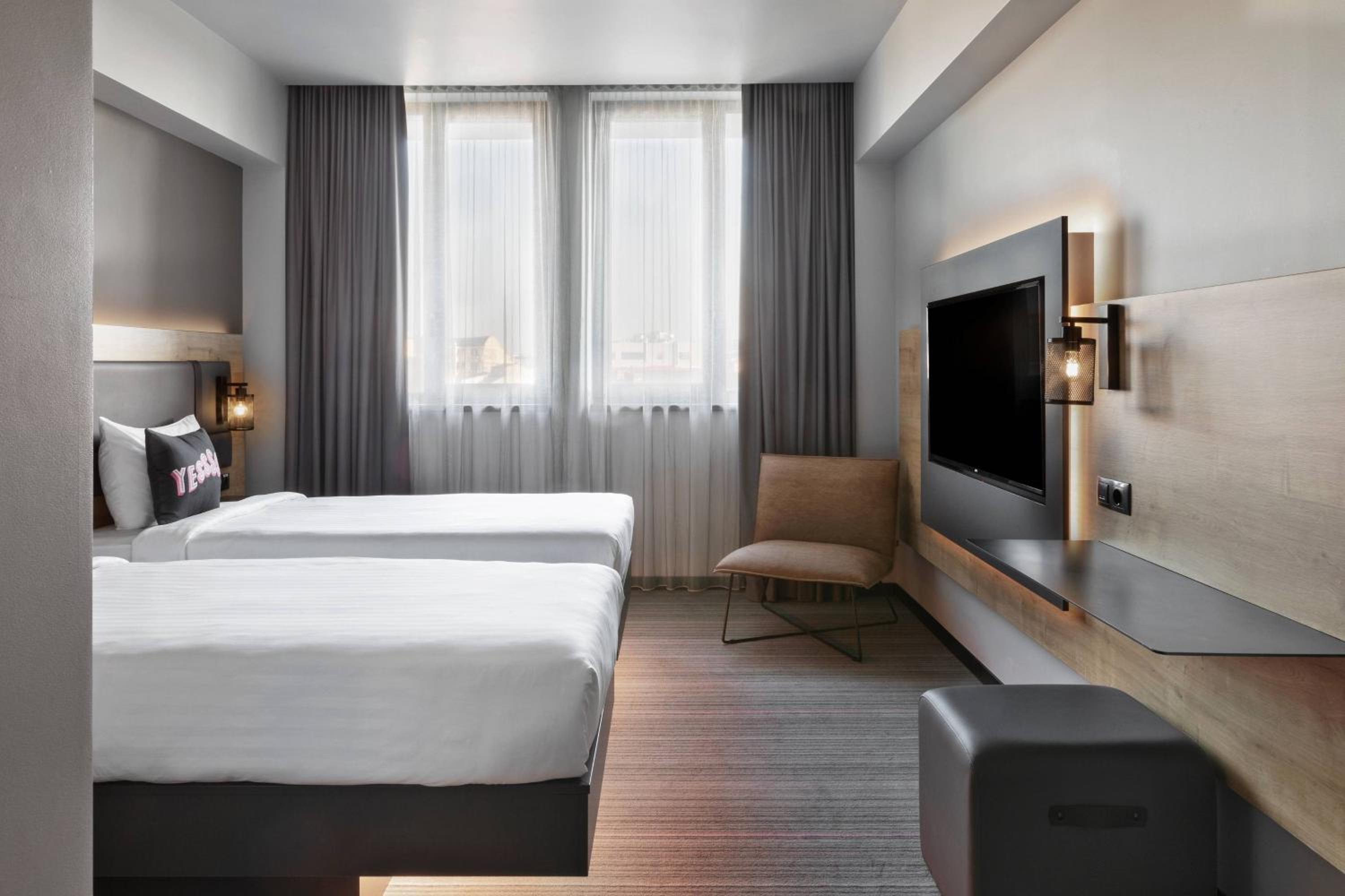 Moxy Standard, Guest room, 2 Twin/Single Bed(s) - Photo 1