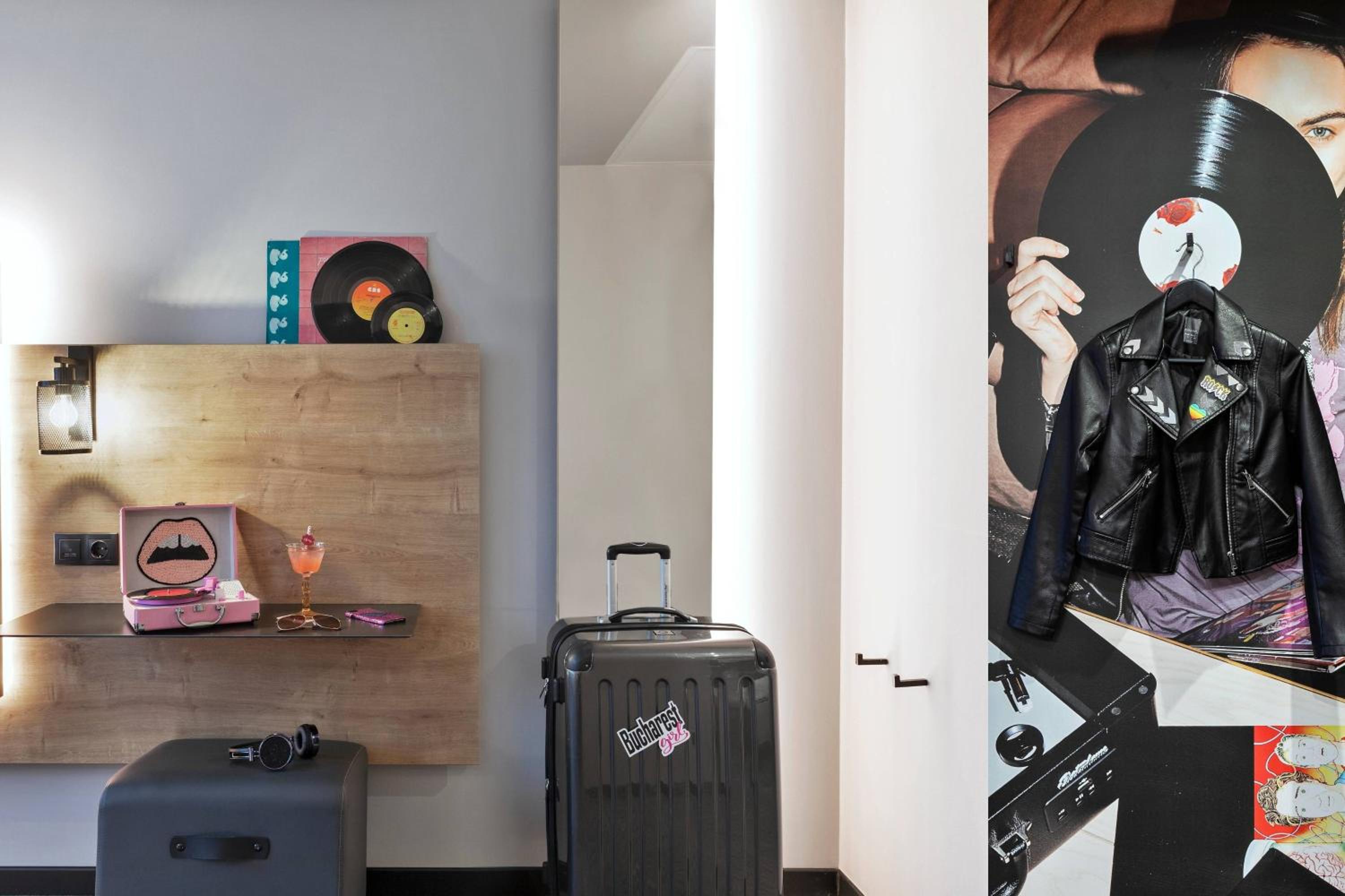 Moxy Standard, Guest room, 1 Queen - Photo 5