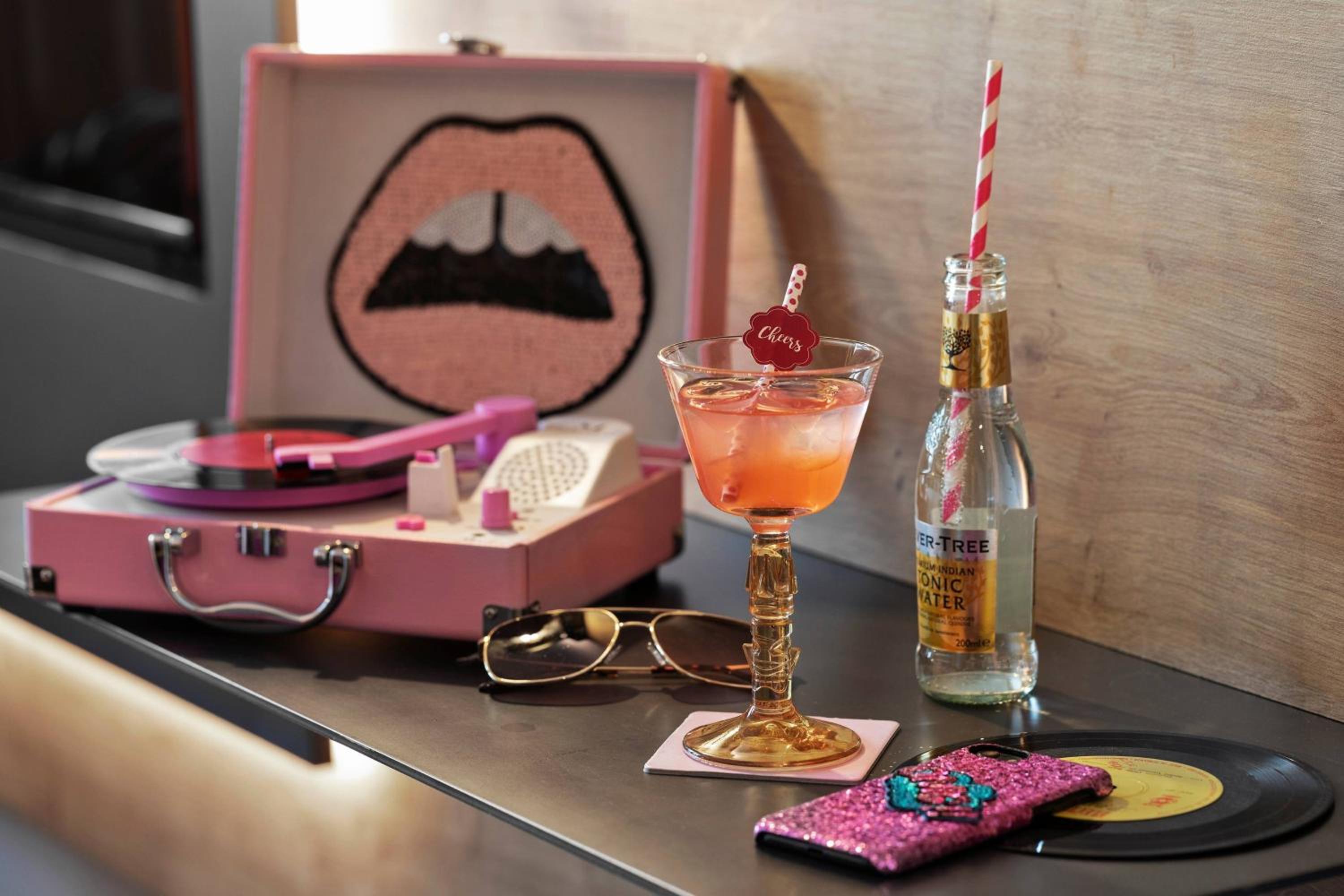 Moxy Standard, Guest room, 1 Queen - Photo 7