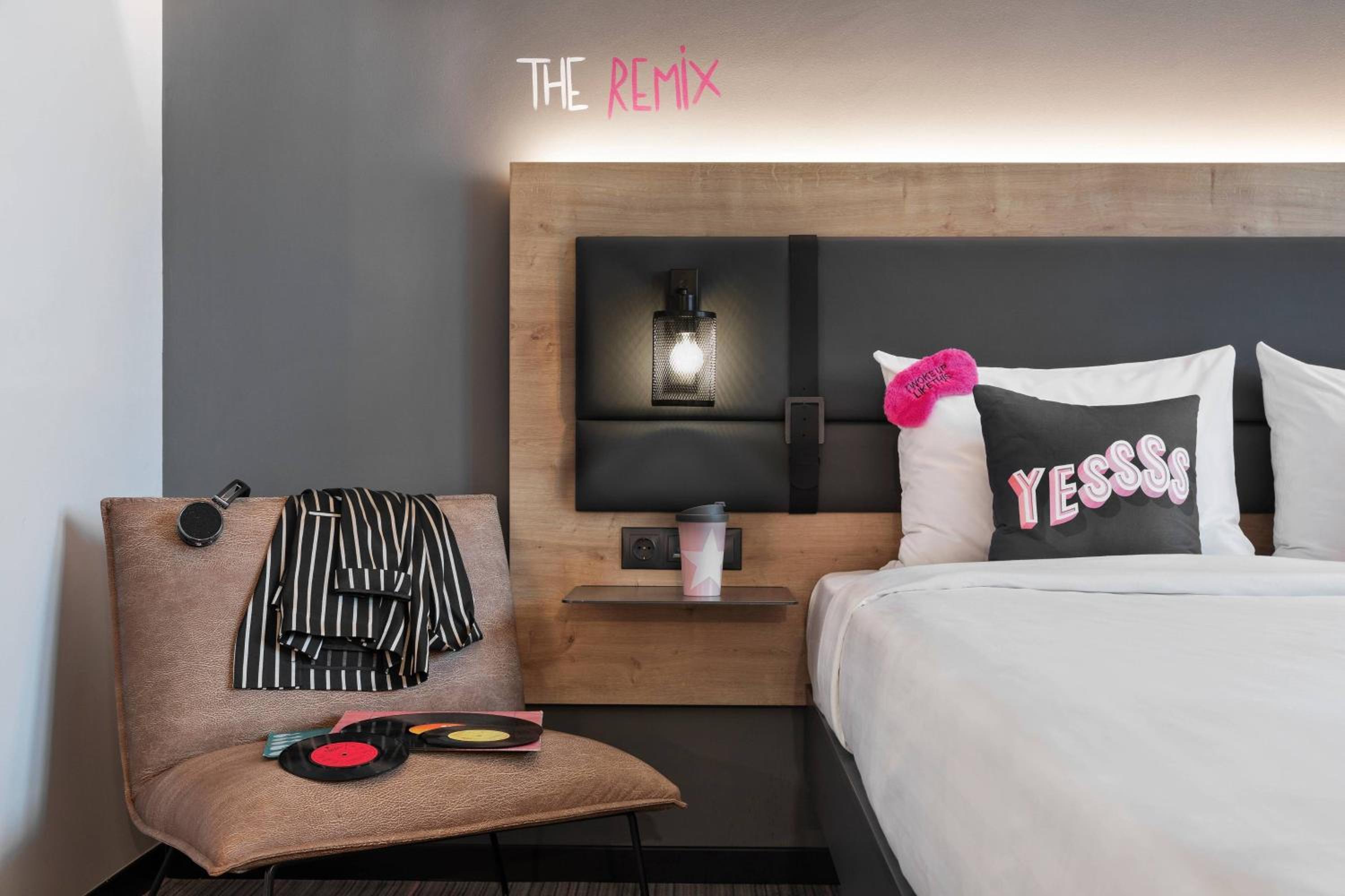 Moxy Standard, Guest room, 1 Queen - Photo 6