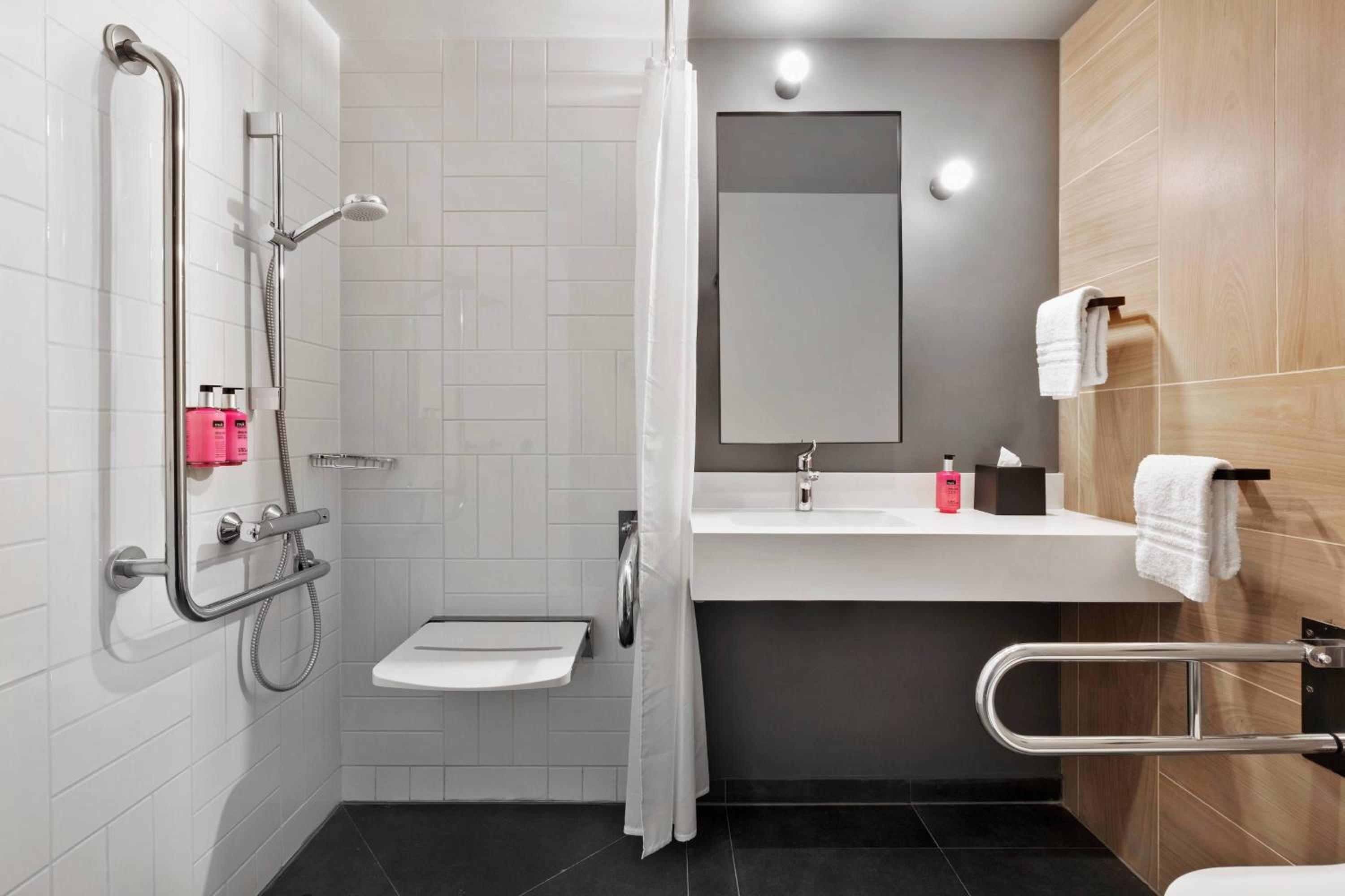 Moxy Standard, Guest room, 1 Queen - Photo 11