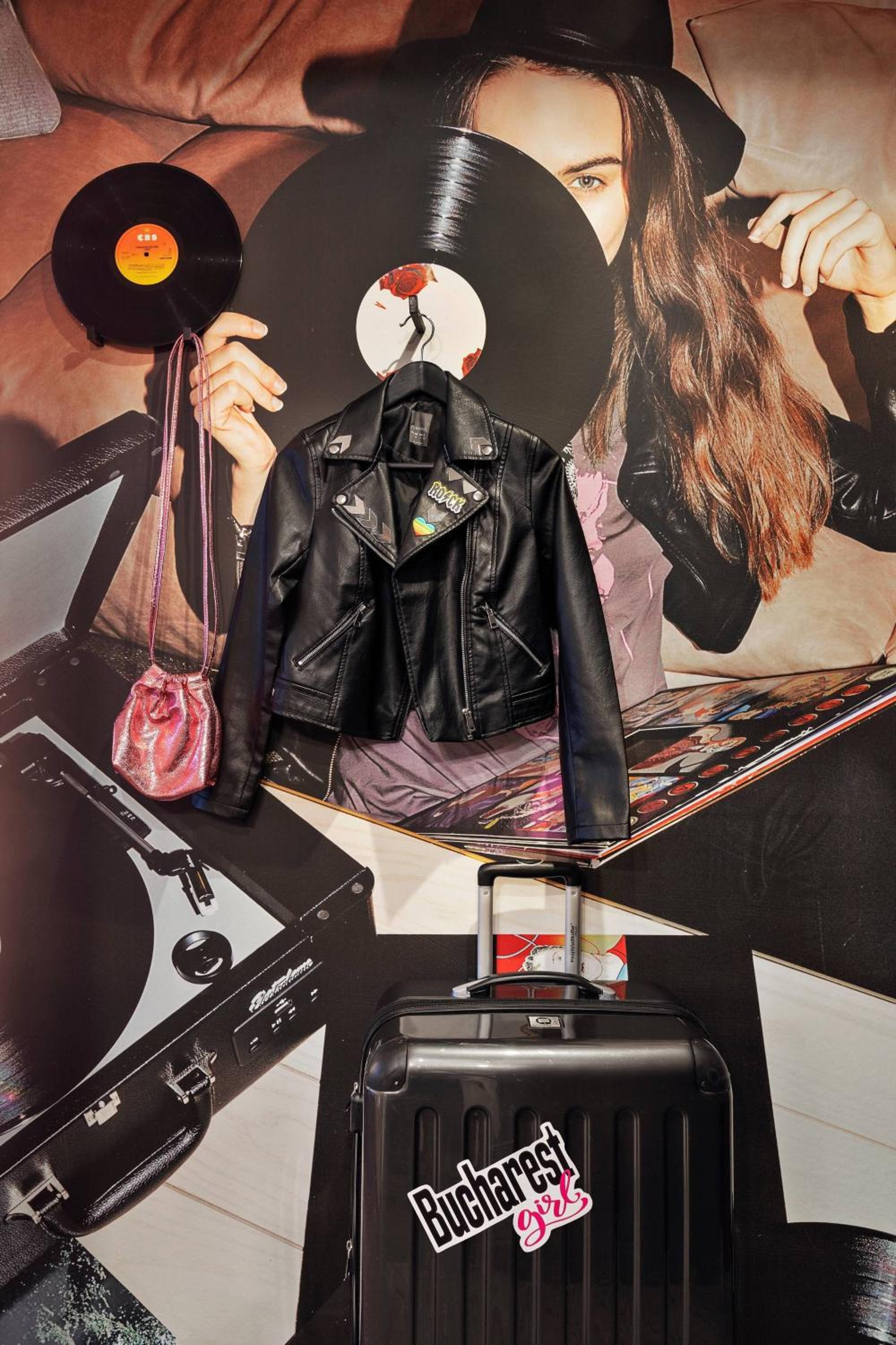 Moxy Standard, Guest room, 1 Queen - Photo 9
