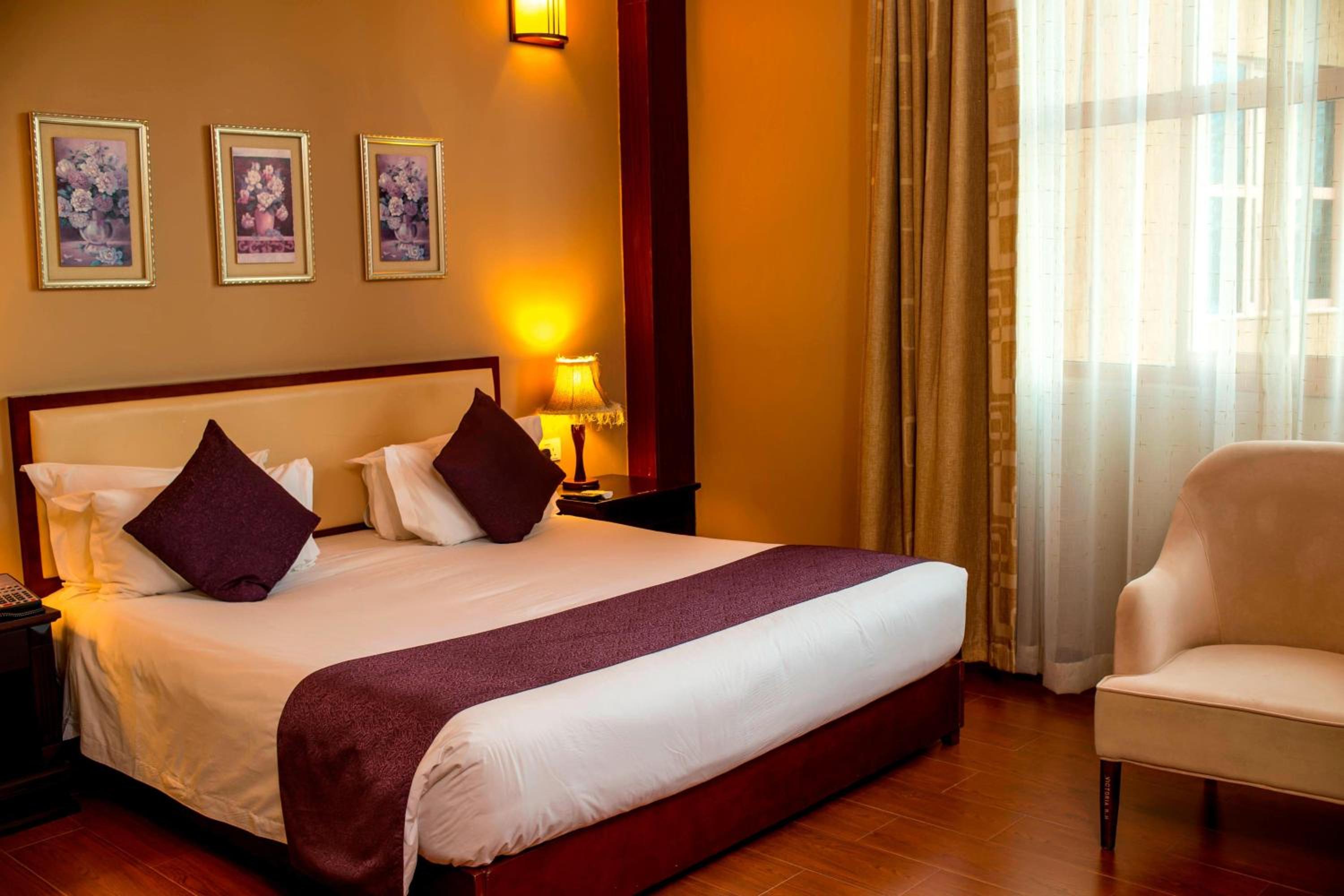 Standard Queen Room with Airport View photo 1
