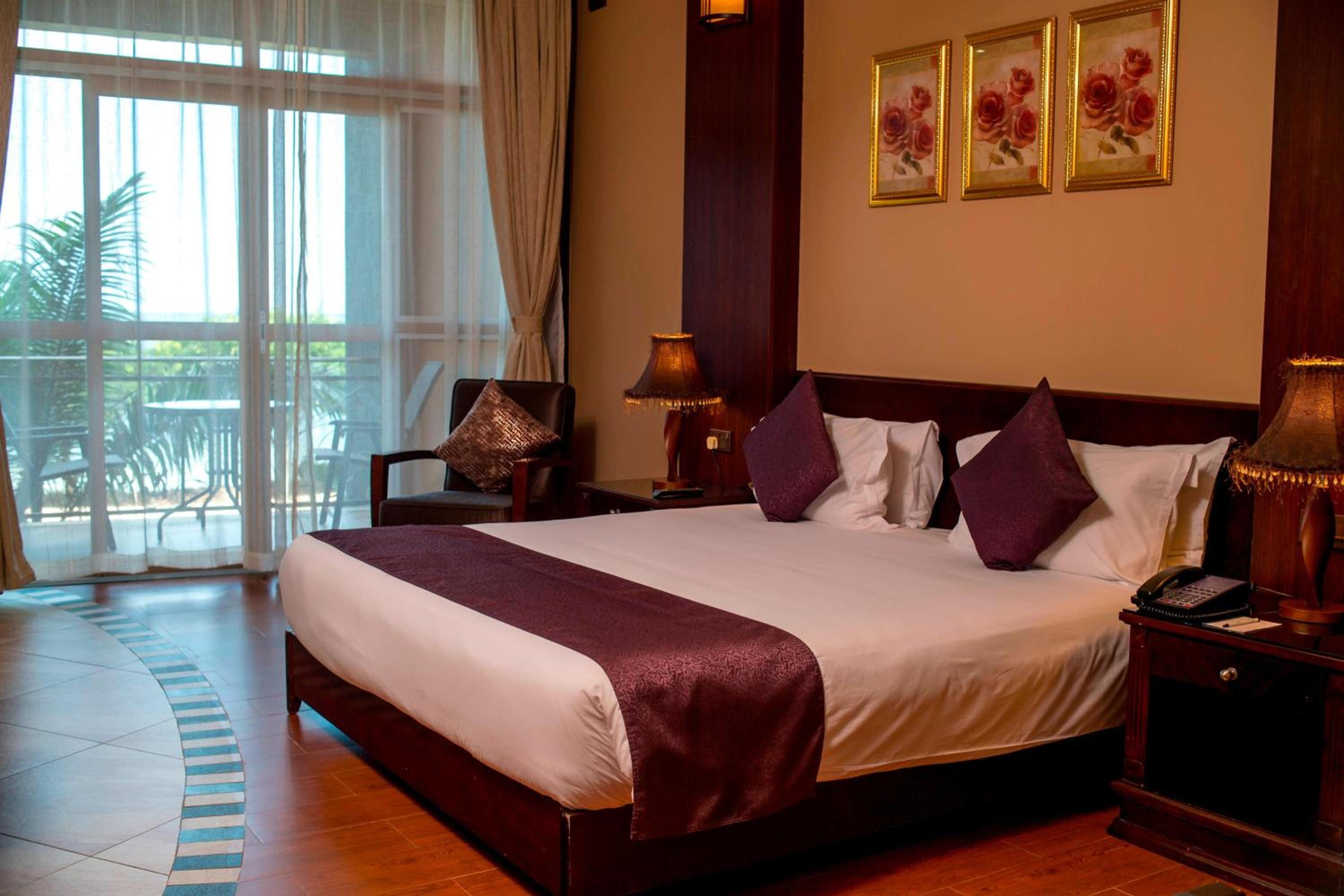 Guest room, 1 Queen, Lake Victoria view, Balcony photo 1
