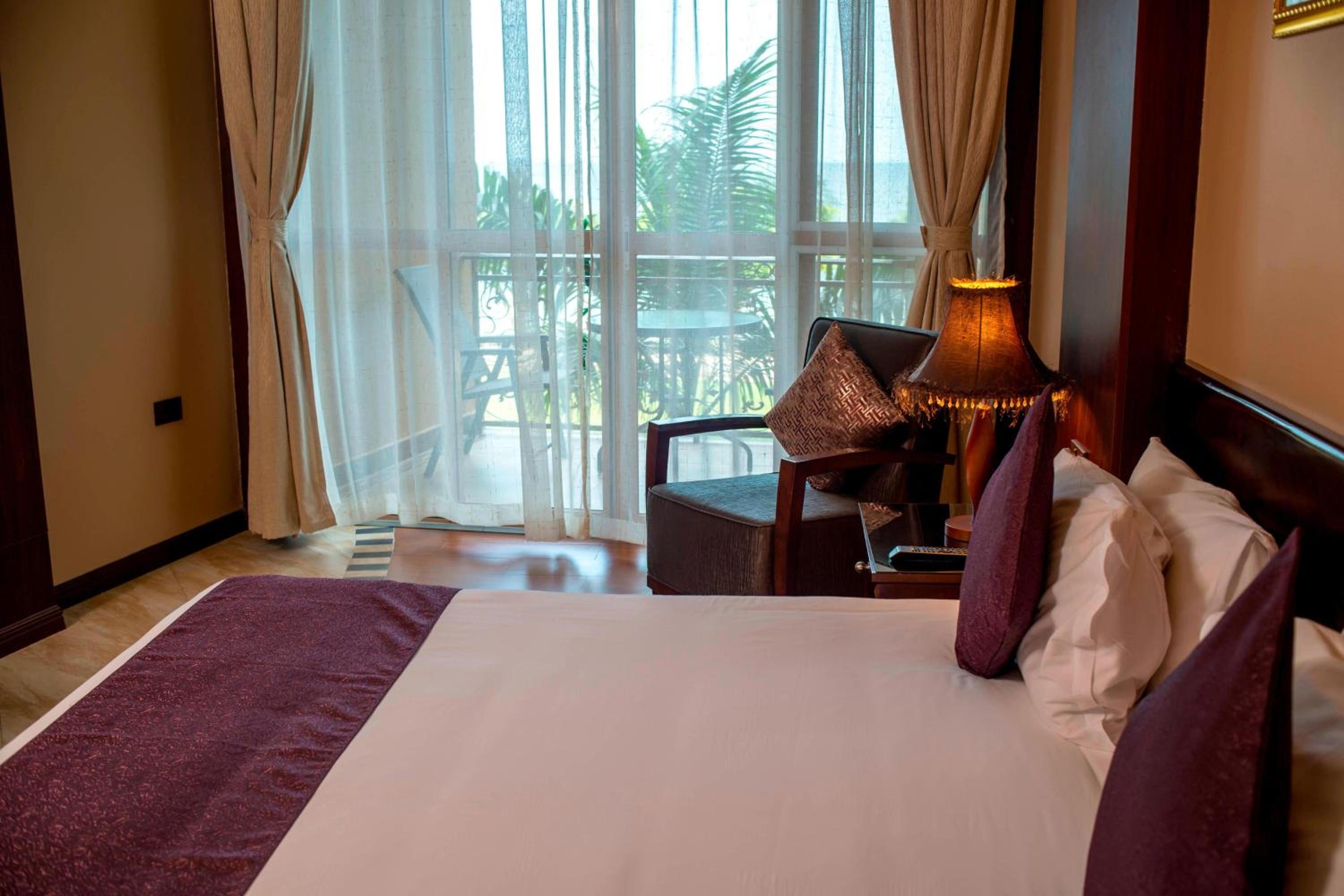 Guest room, 1 Queen, Lake Victoria view, Balcony photo 2