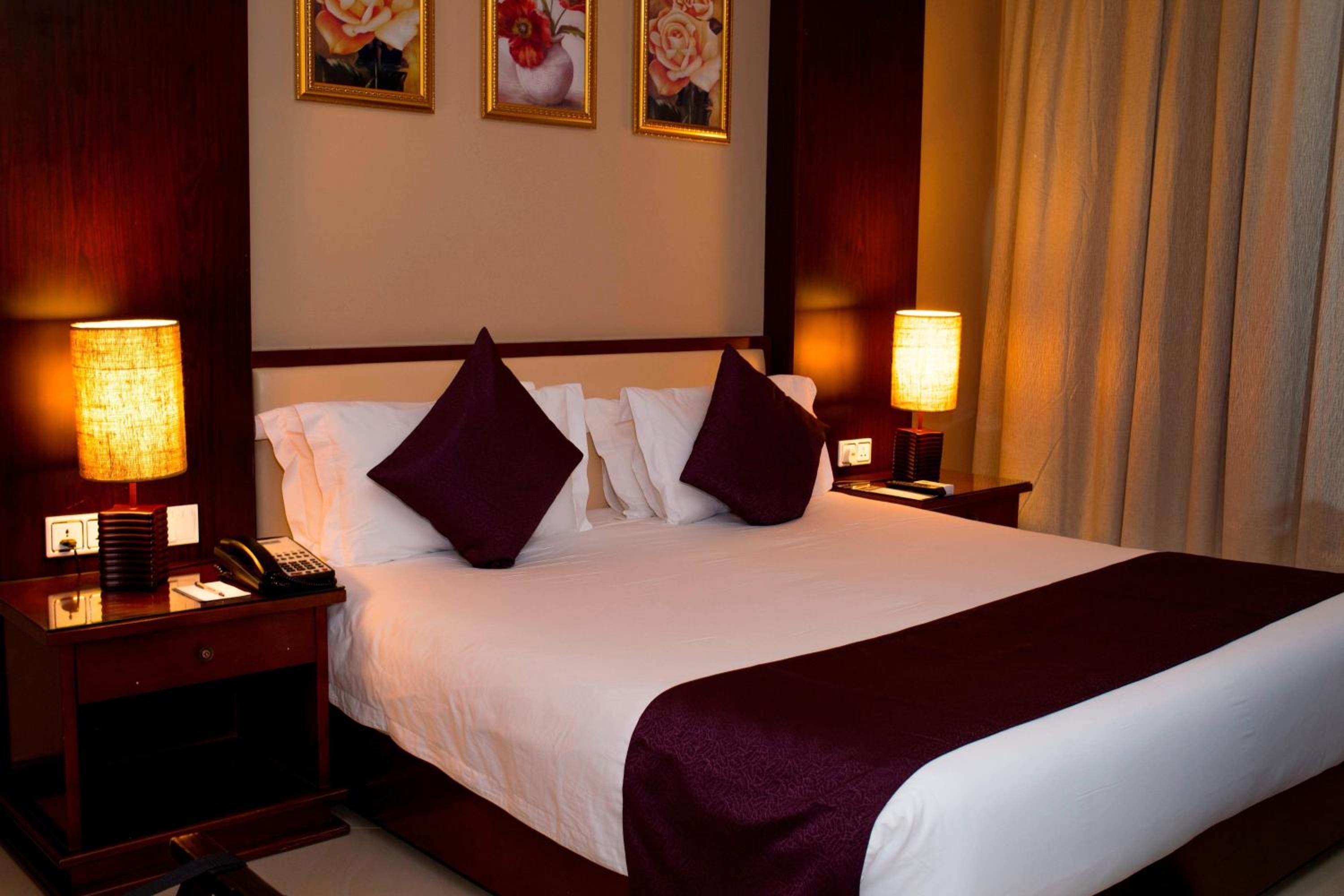 Guest room, 1 Queen, Lake Victoria view, Balcony photo 3