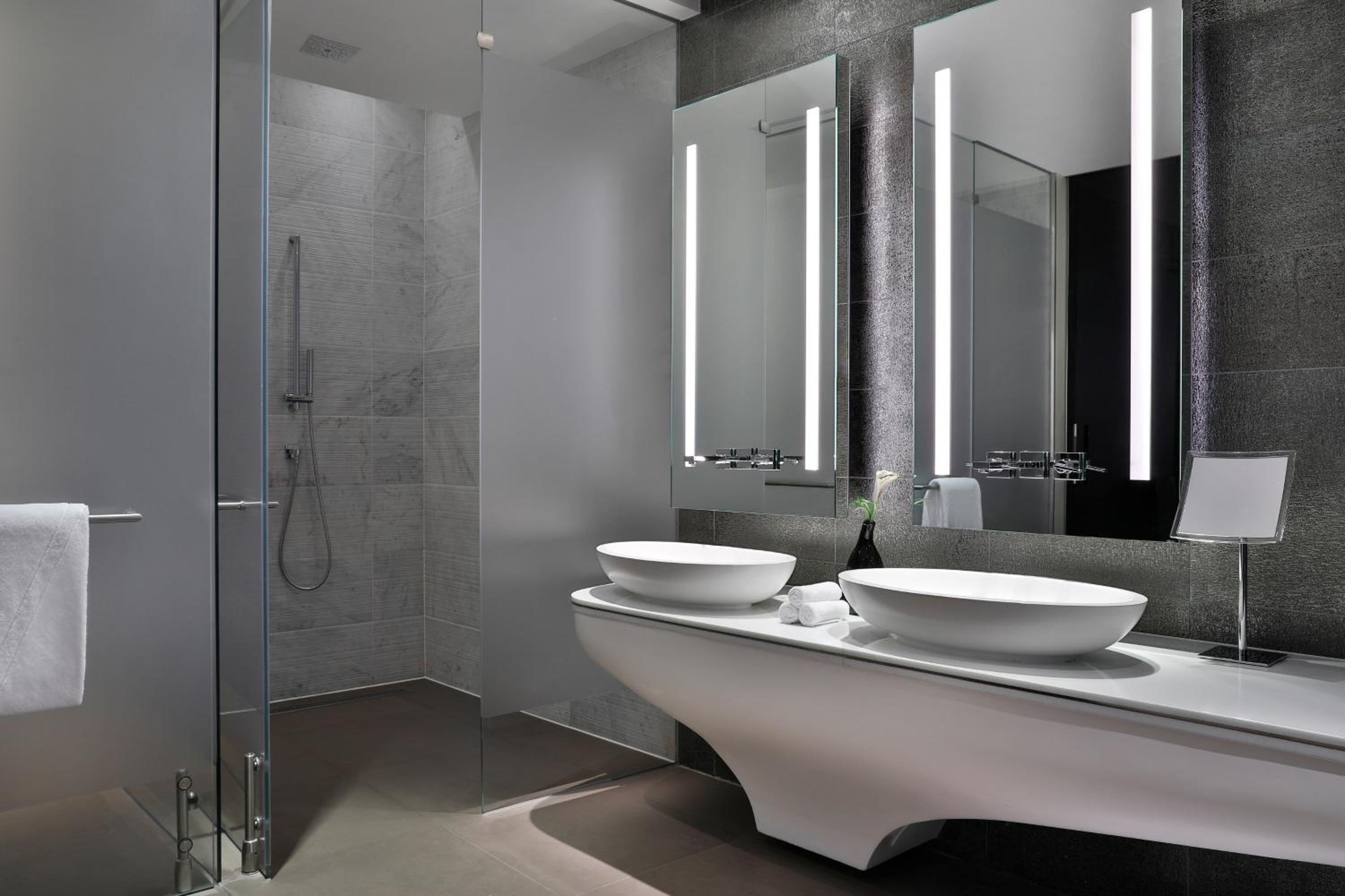 Superior Suite, 1 Bedroom Suite, 1 King, Balcony with Complimentary Yas Beach Access — photo 2